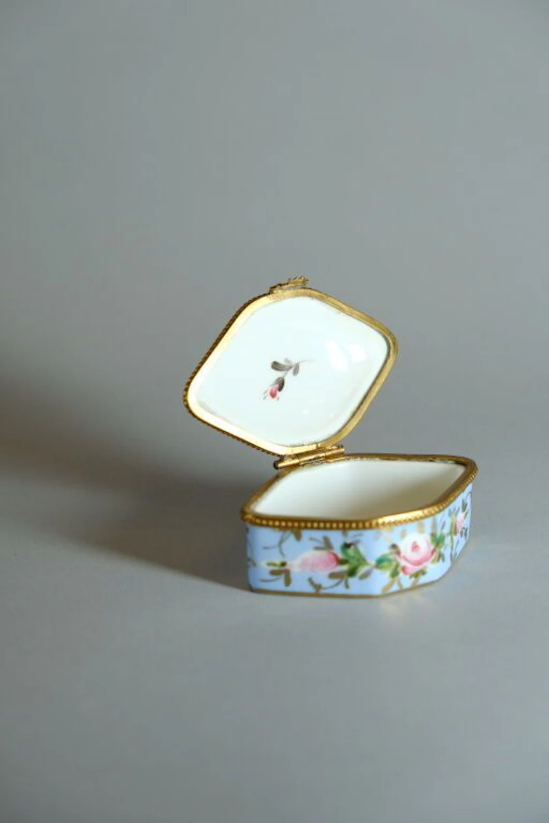 LIMOGES, France. Small diamond-shaped box made of porcelain and yellow