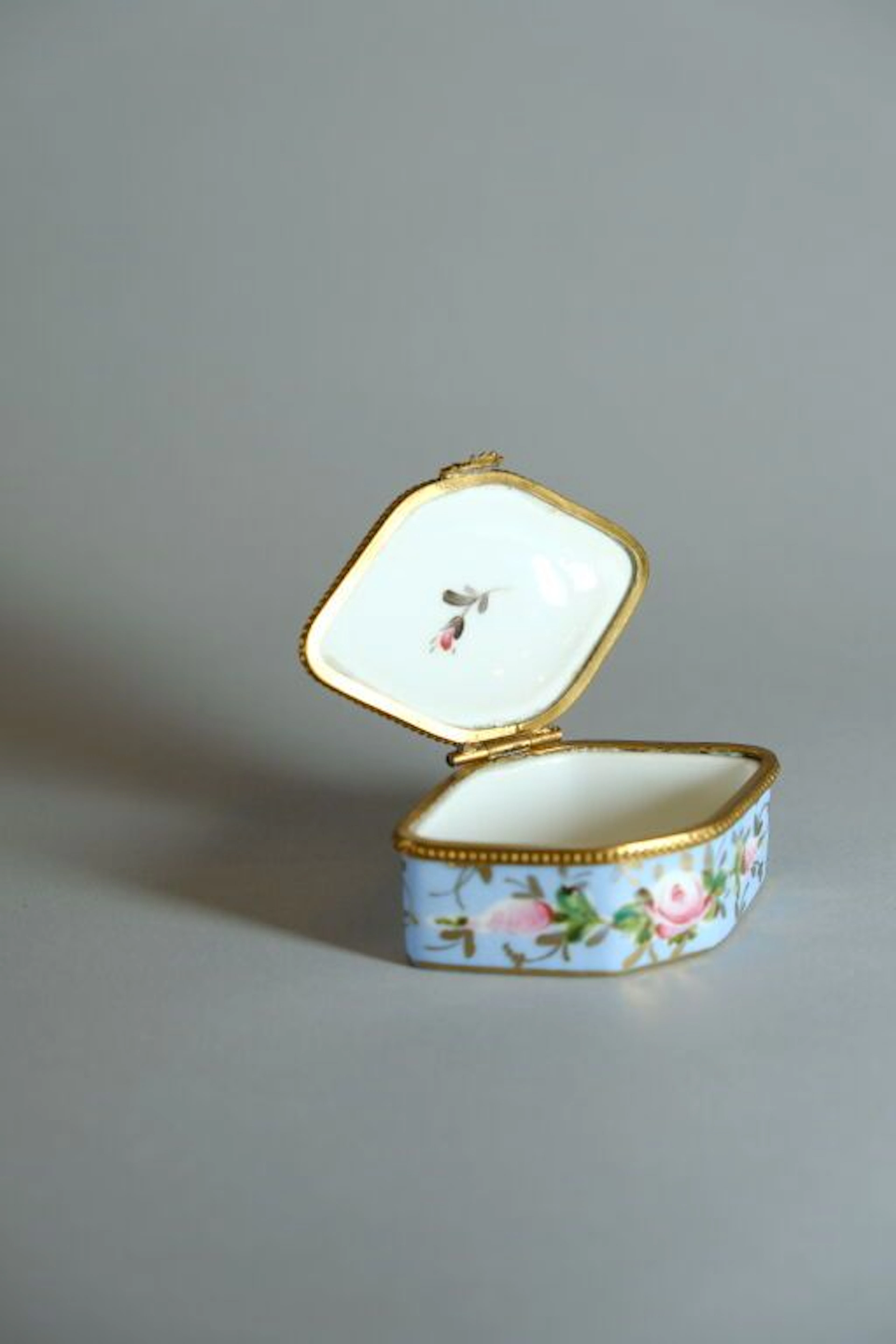 LIMOGES, France. Small diamond-shaped box made of porcelain and yellow