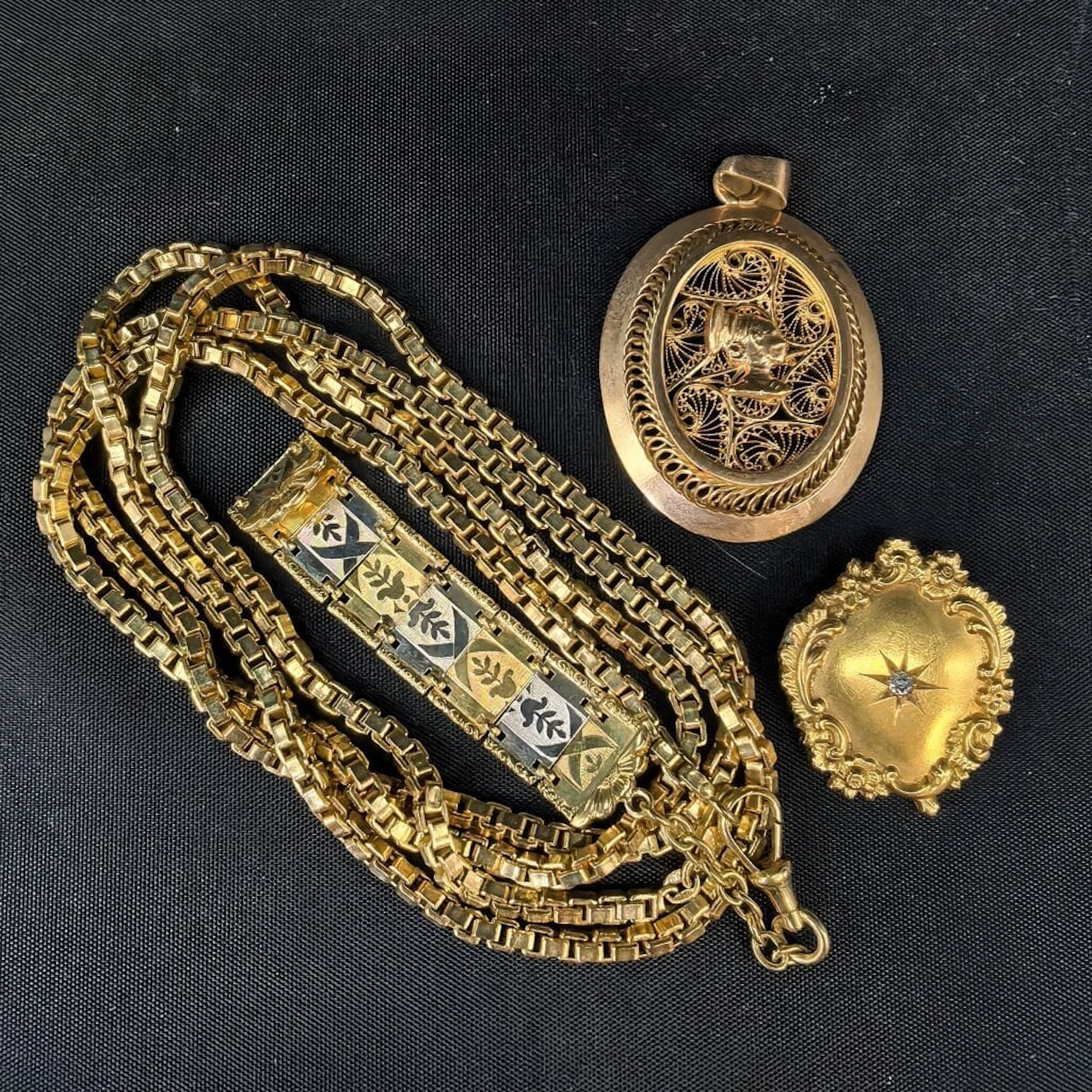 Set of 750‰ gold with a total NET weight of 56.6 g, consisting of: