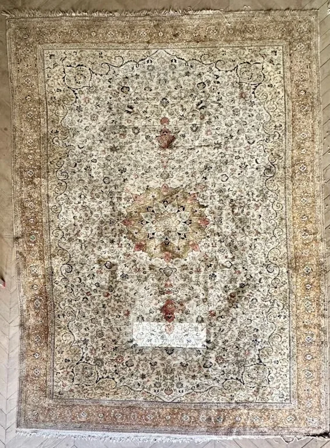 ORIENTAL RUG. Wool and silk rug with a central rosette motif on a