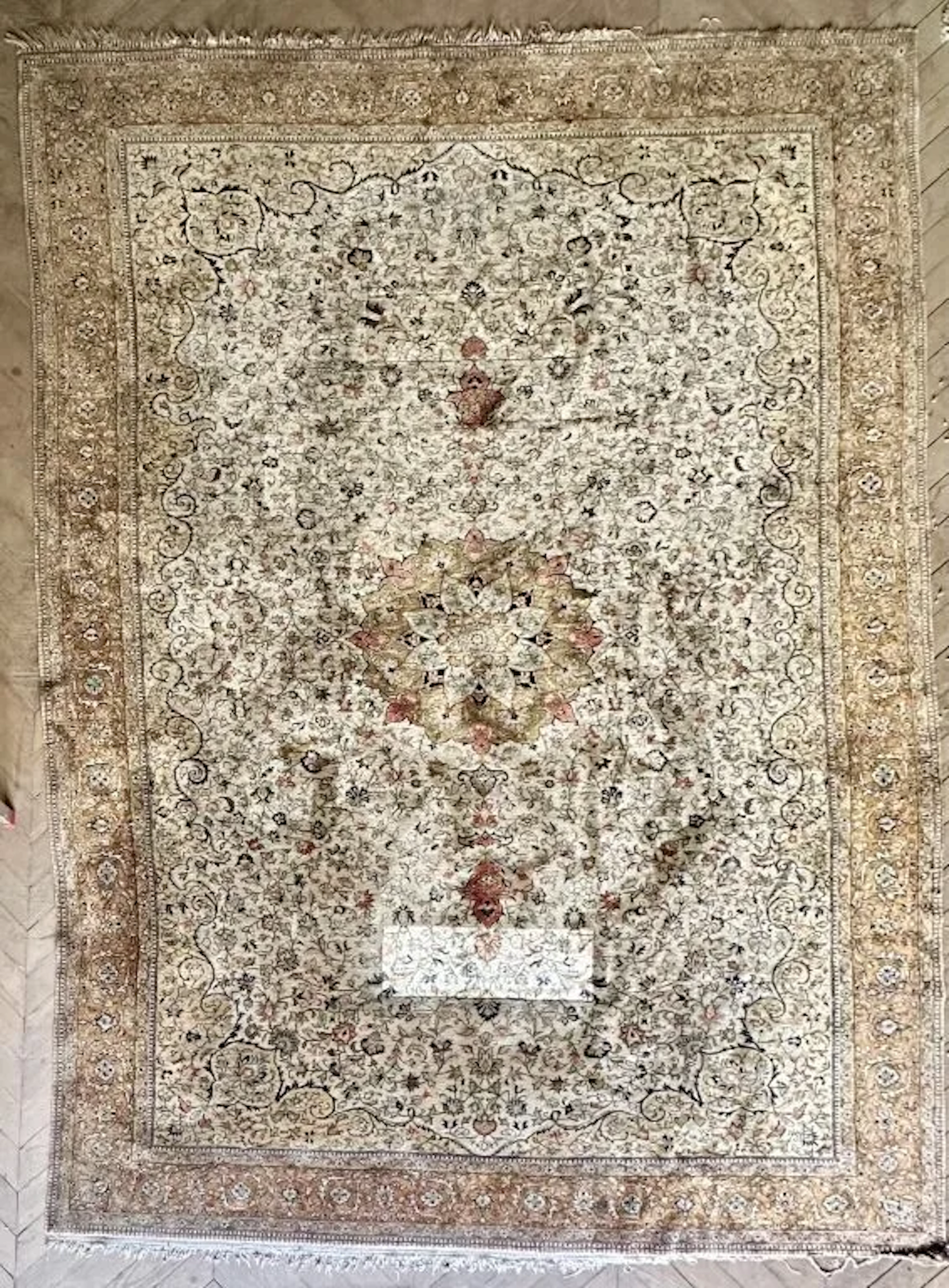 ORIENTAL RUG. Wool and silk rug with a central rosette motif on a