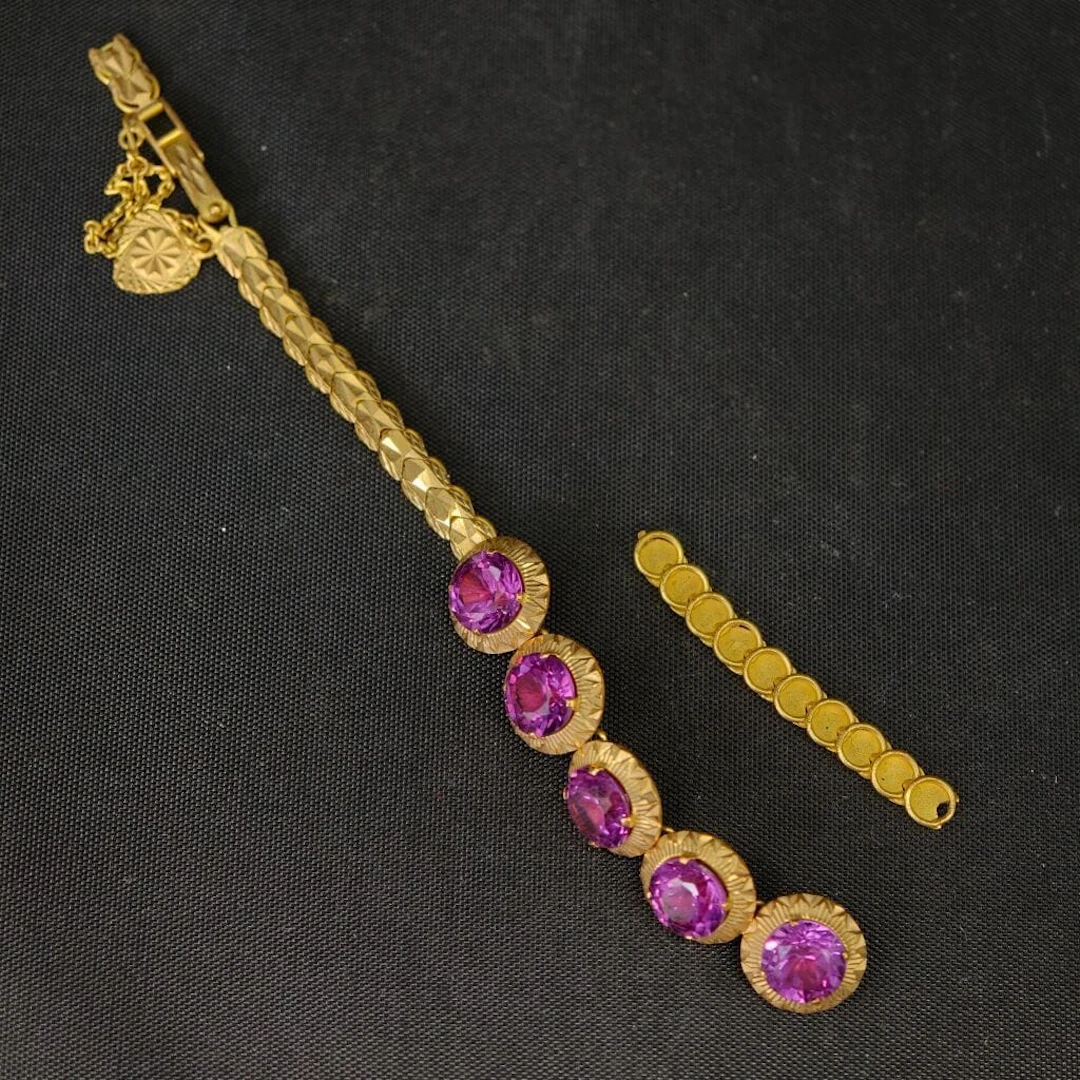 A 750‰ yellow gold keepsake bracelet with round links, featuring a