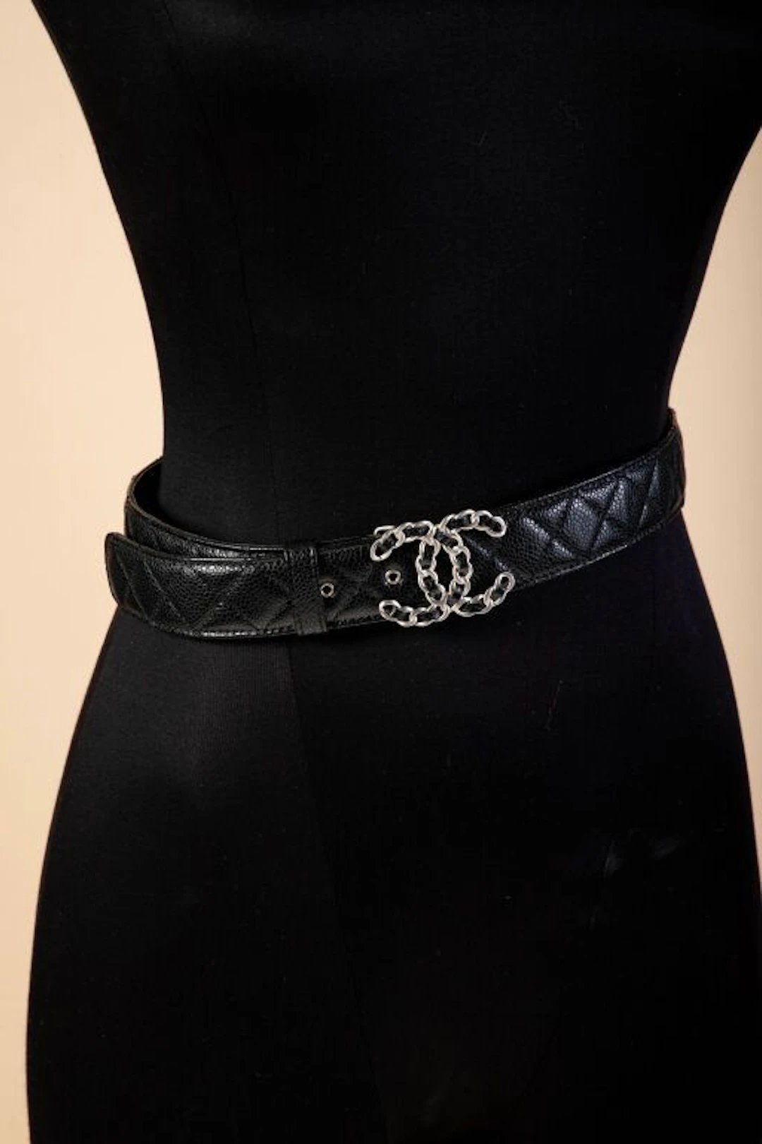 CHANEL. Adjustable belt in black quilted caviar-grain leather, with