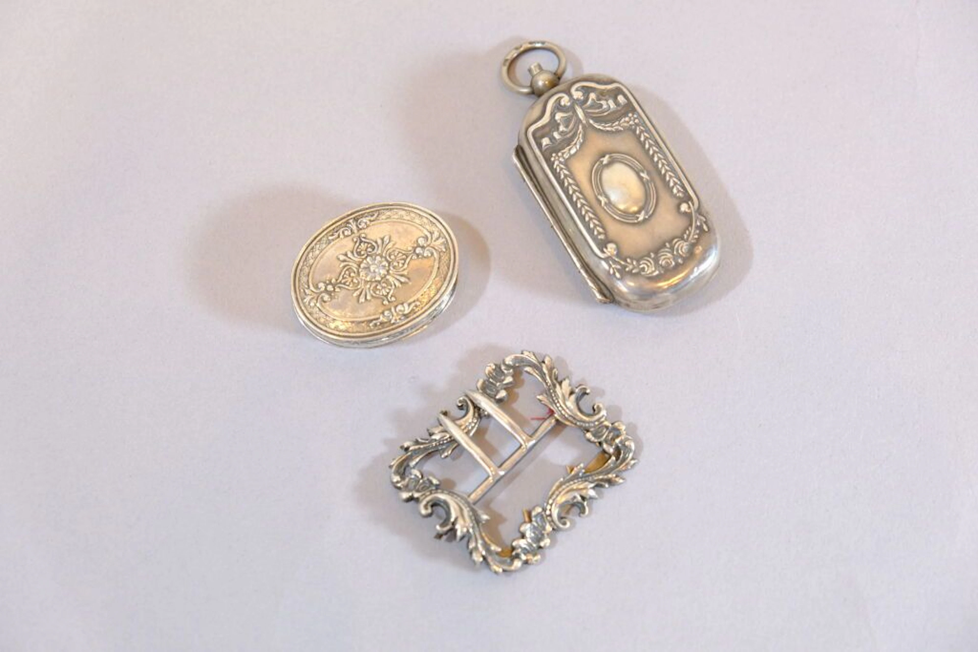Silver set consisting of: - A case for a Louis d'or made of 800/1000