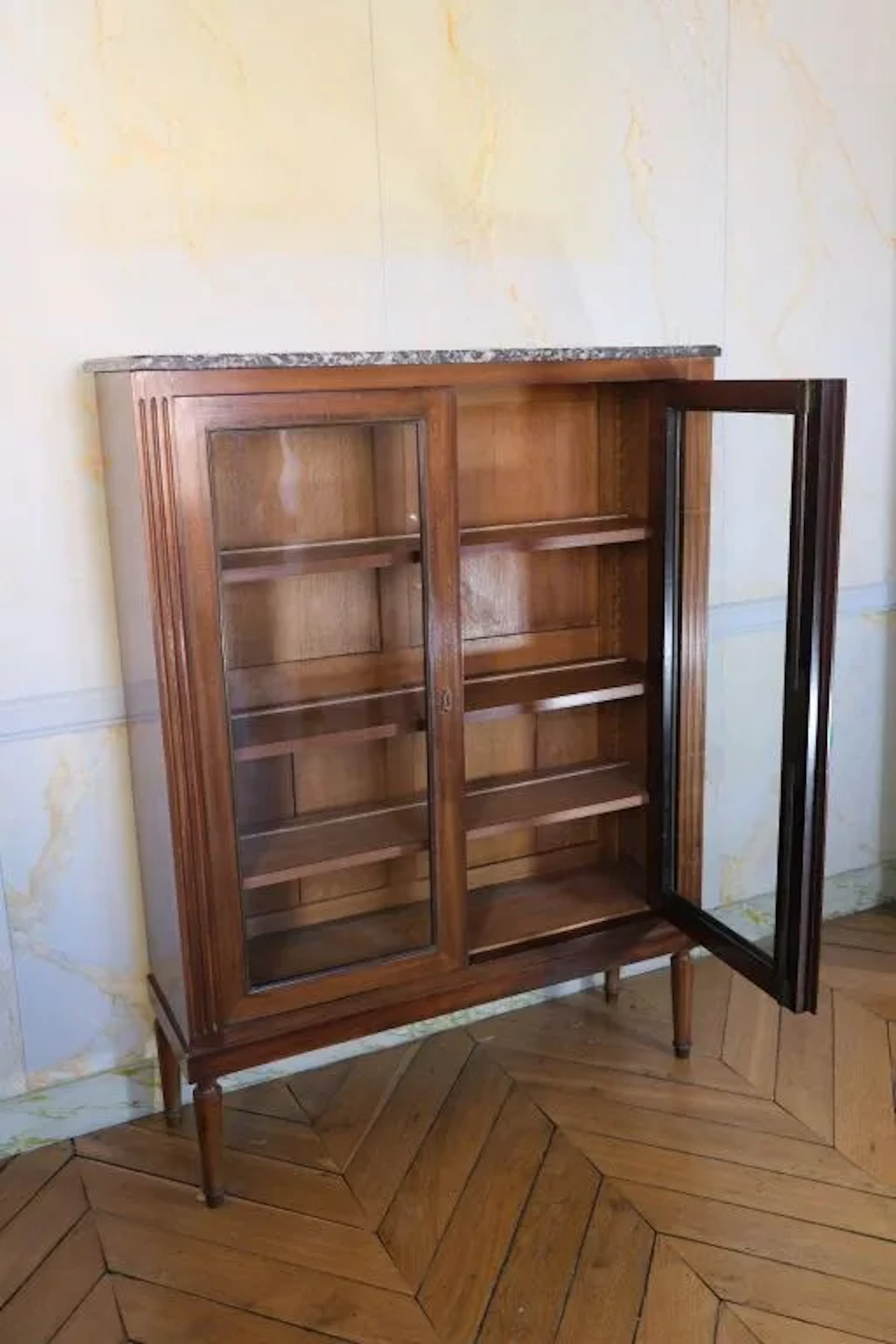 Small Louis XVI-style display cabinet made of veneered wood, with