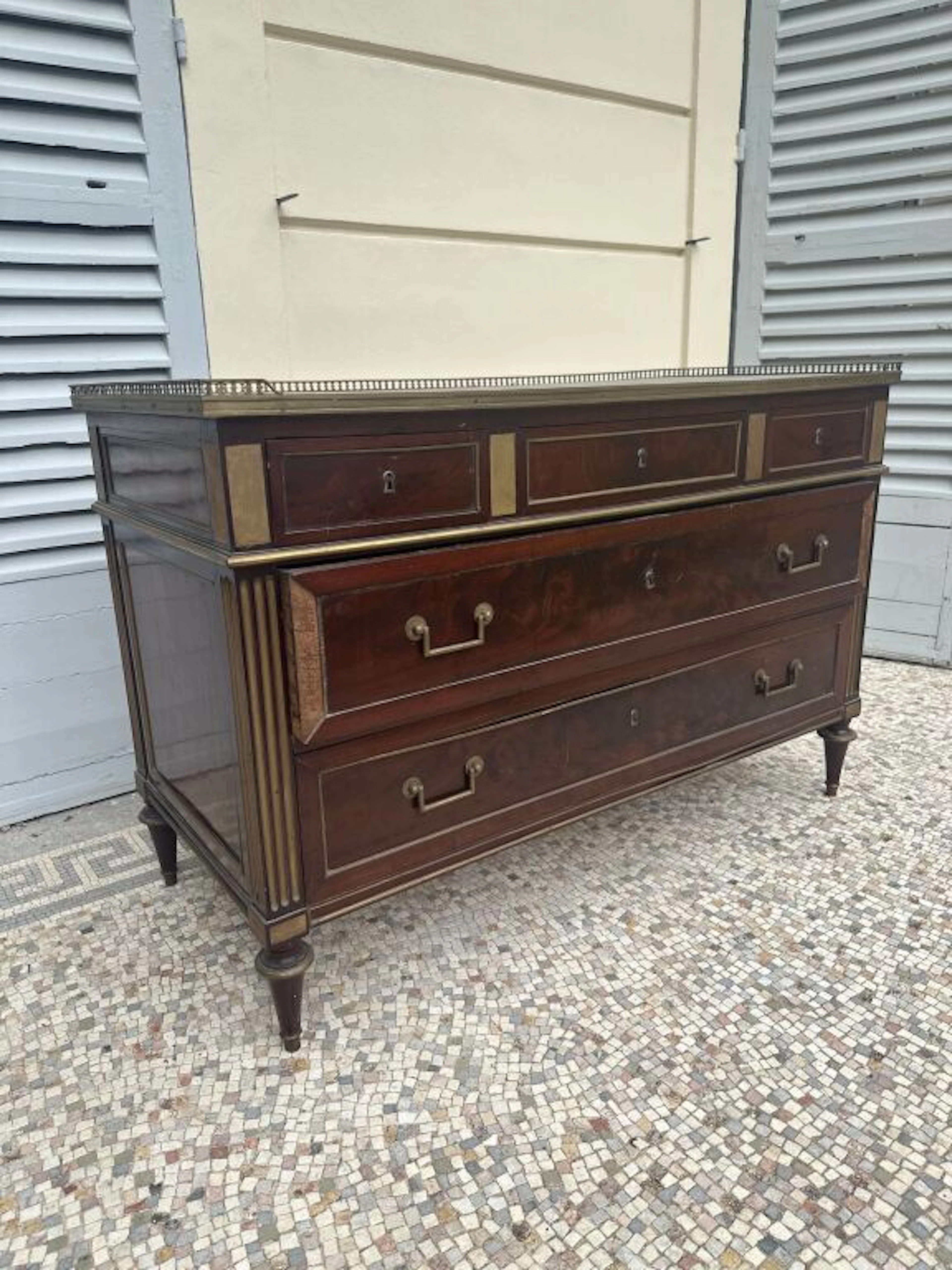 Mahogany chest of drawers with flamed mahogany veneer, featuring five