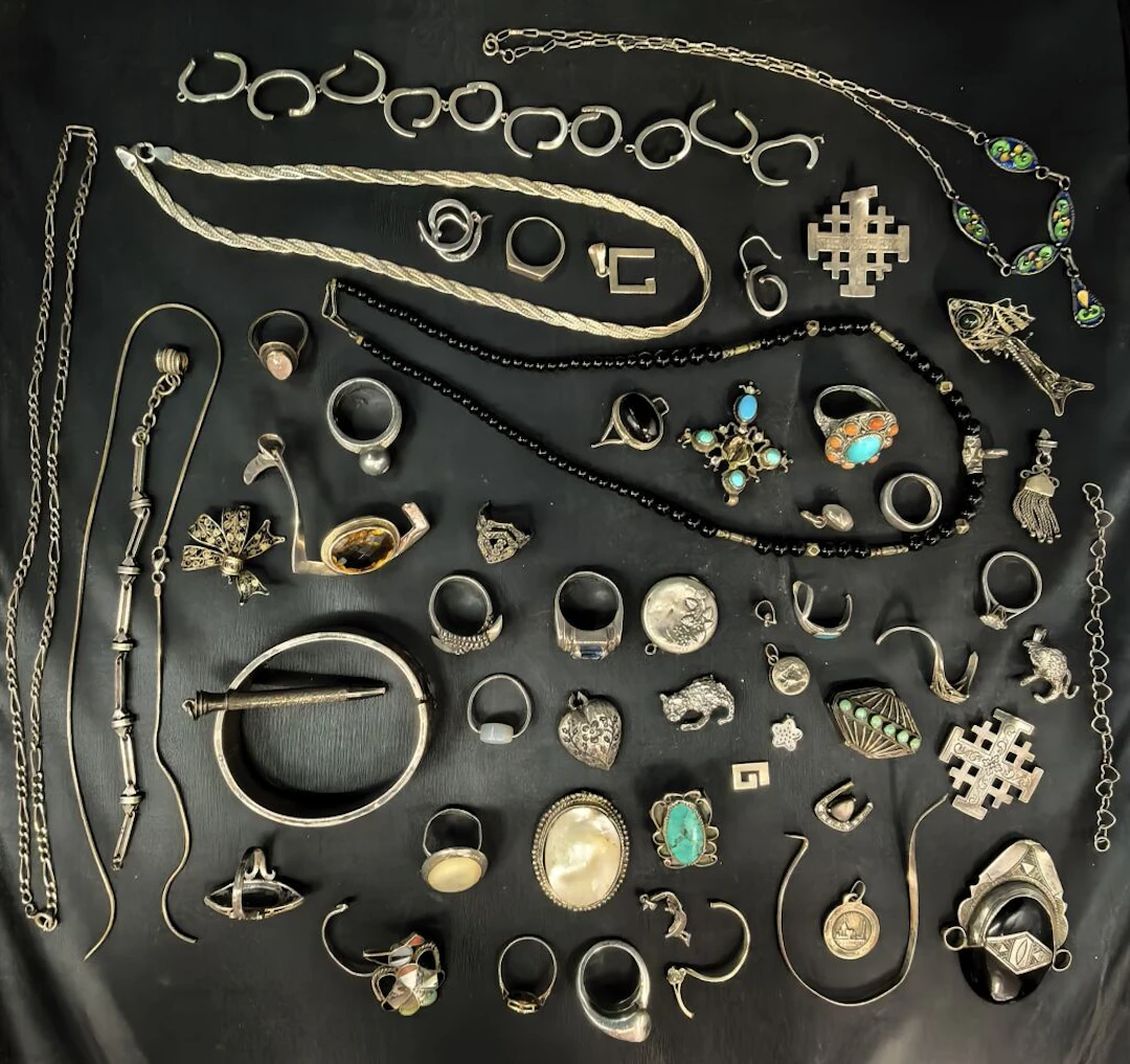 A lot of jewelry made of 800‰ silver and higher, in the form of scrap