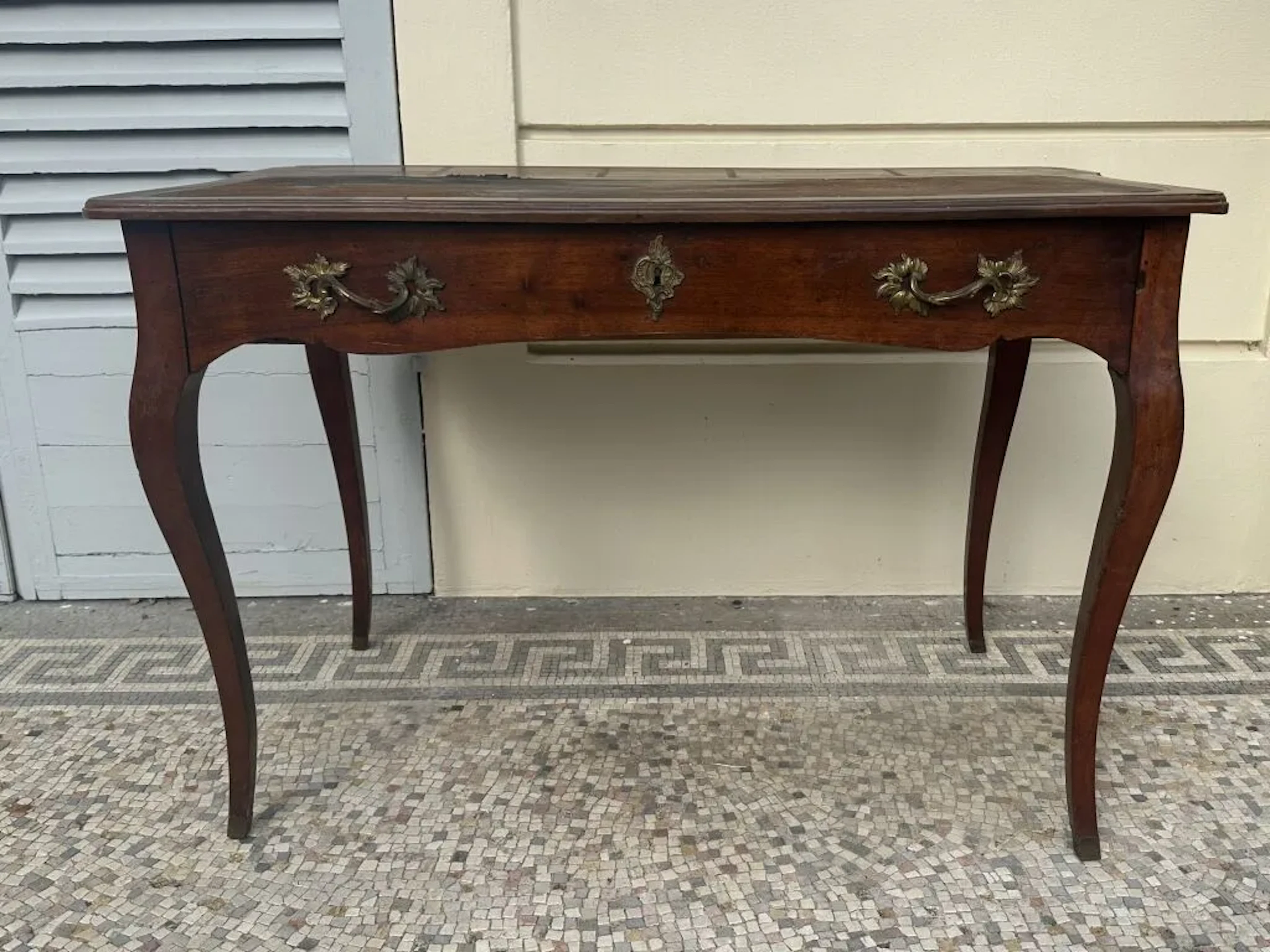 Desk made of natural wood and wood veneer, opening via a belt-style