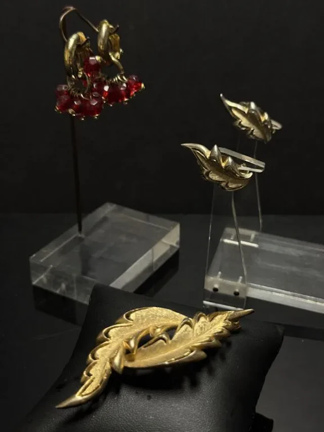 BOUCHER Half set consisting of a brooch and a pair of clip-on earrings