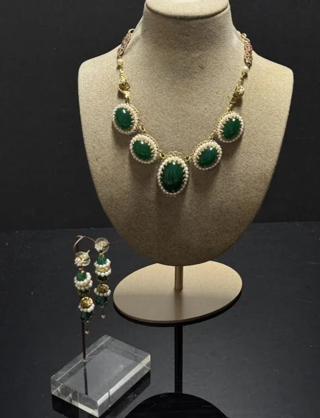 Baroque half-set consisting of a choker and a pair of earrings—studs