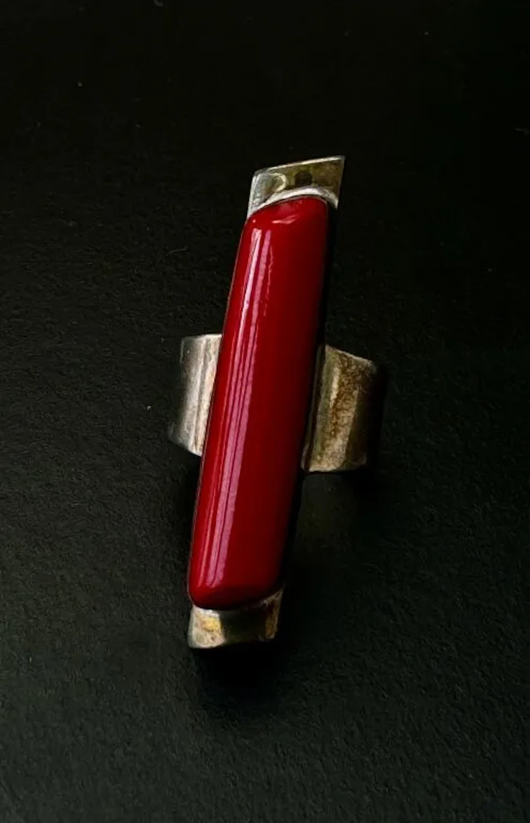 *925‰ silver ring with an oblong setting forming a vertical bar, enamelled