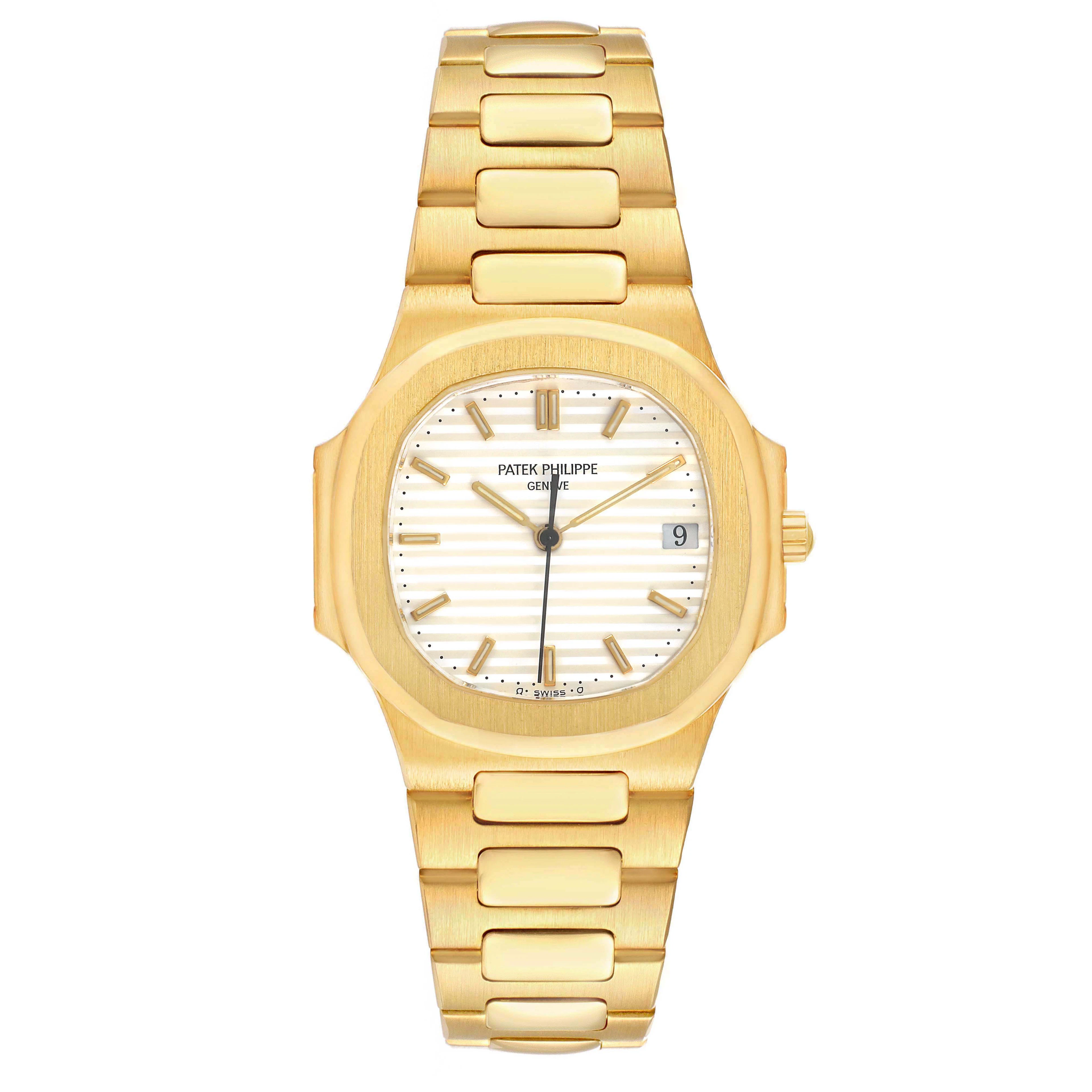 Nautilus (Reference 3900/1). A 33mm yellow gold quartz wristwatch with date.