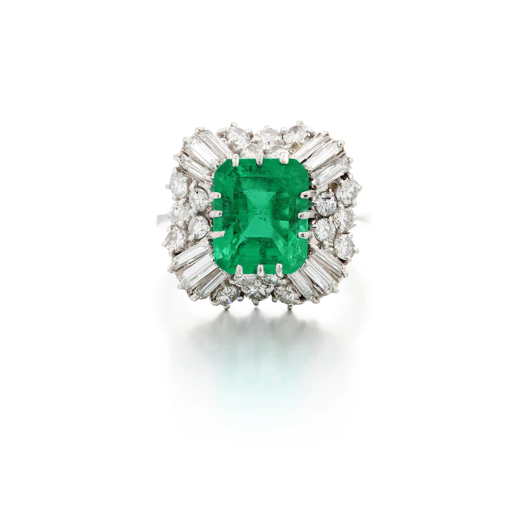 Bague sertie d'une émeraude et diamants | Emerald and diamond ring
