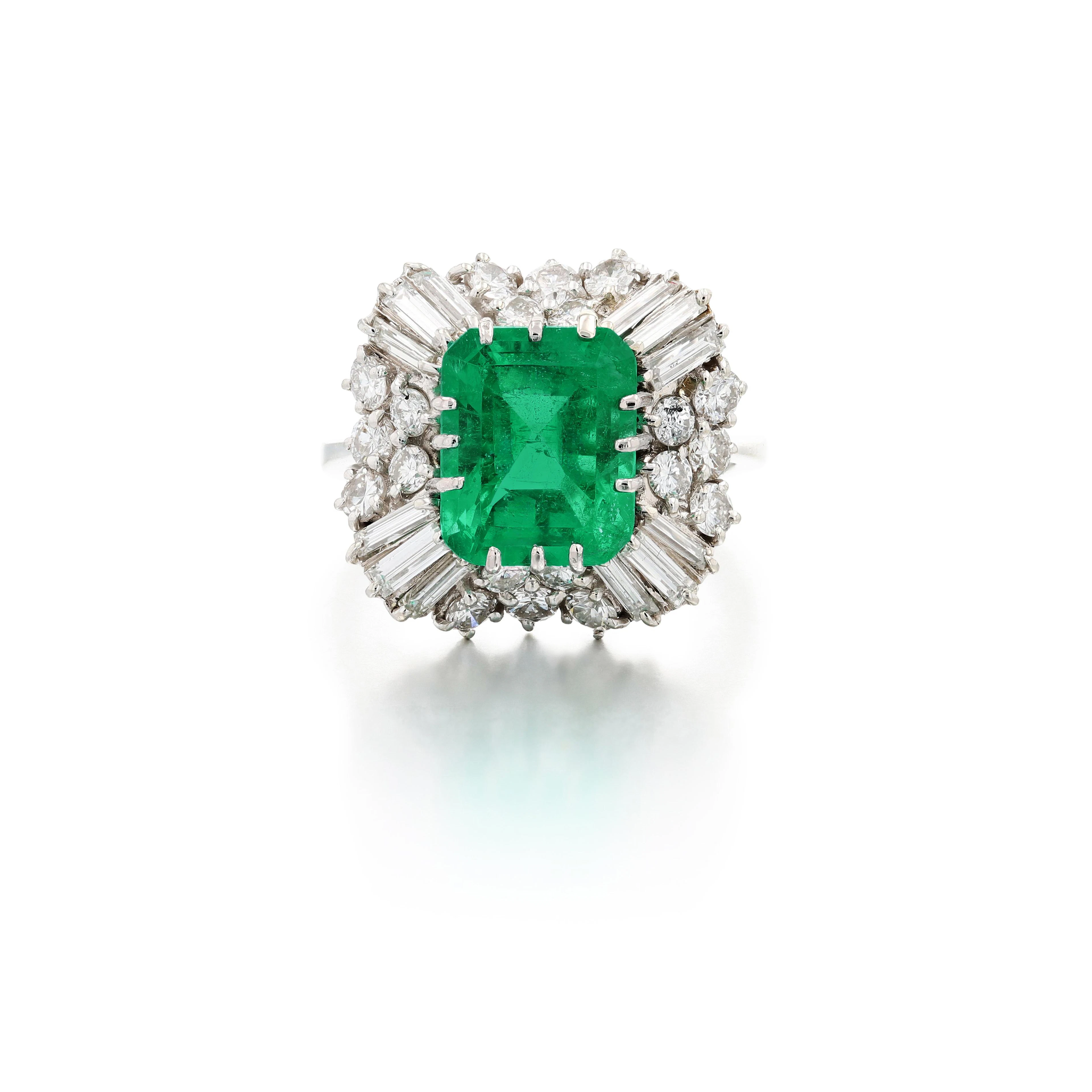 Bague sertie d'une émeraude et diamants | Emerald and diamond ring