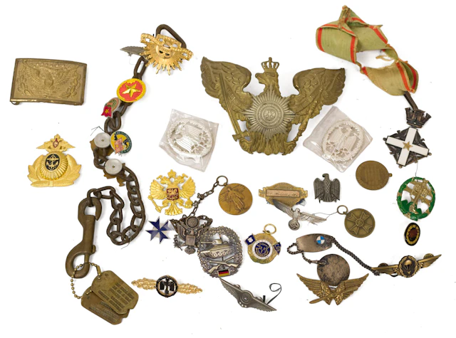 20TH C. MILITARY BADGES AND MEDALS COLLECTION.