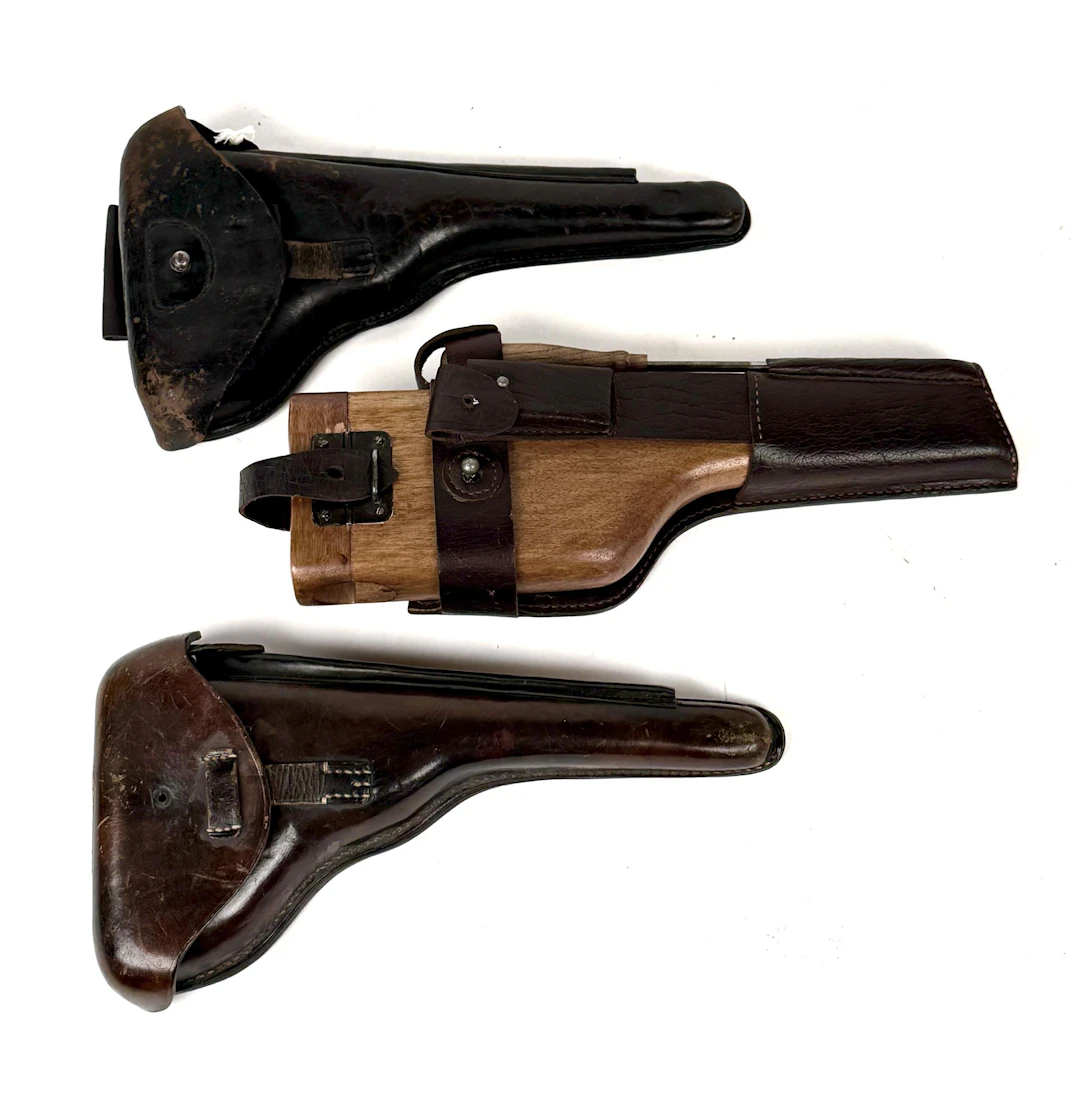 THREE 20TH C. GERMAN LUGER AND MAUSER HOLSTERS.