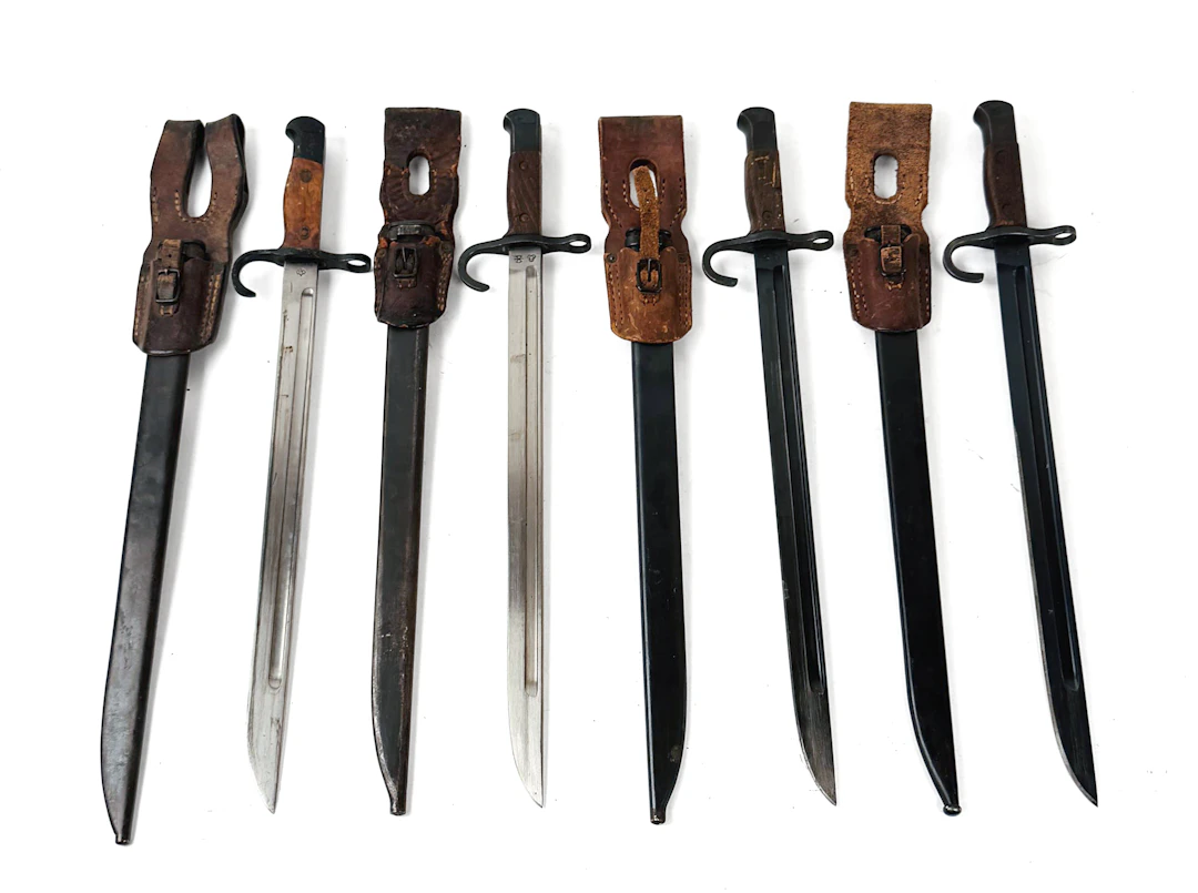 FOUR 20TH C. JAPANESE TYPE 30 ARISAKA BAYONETS.