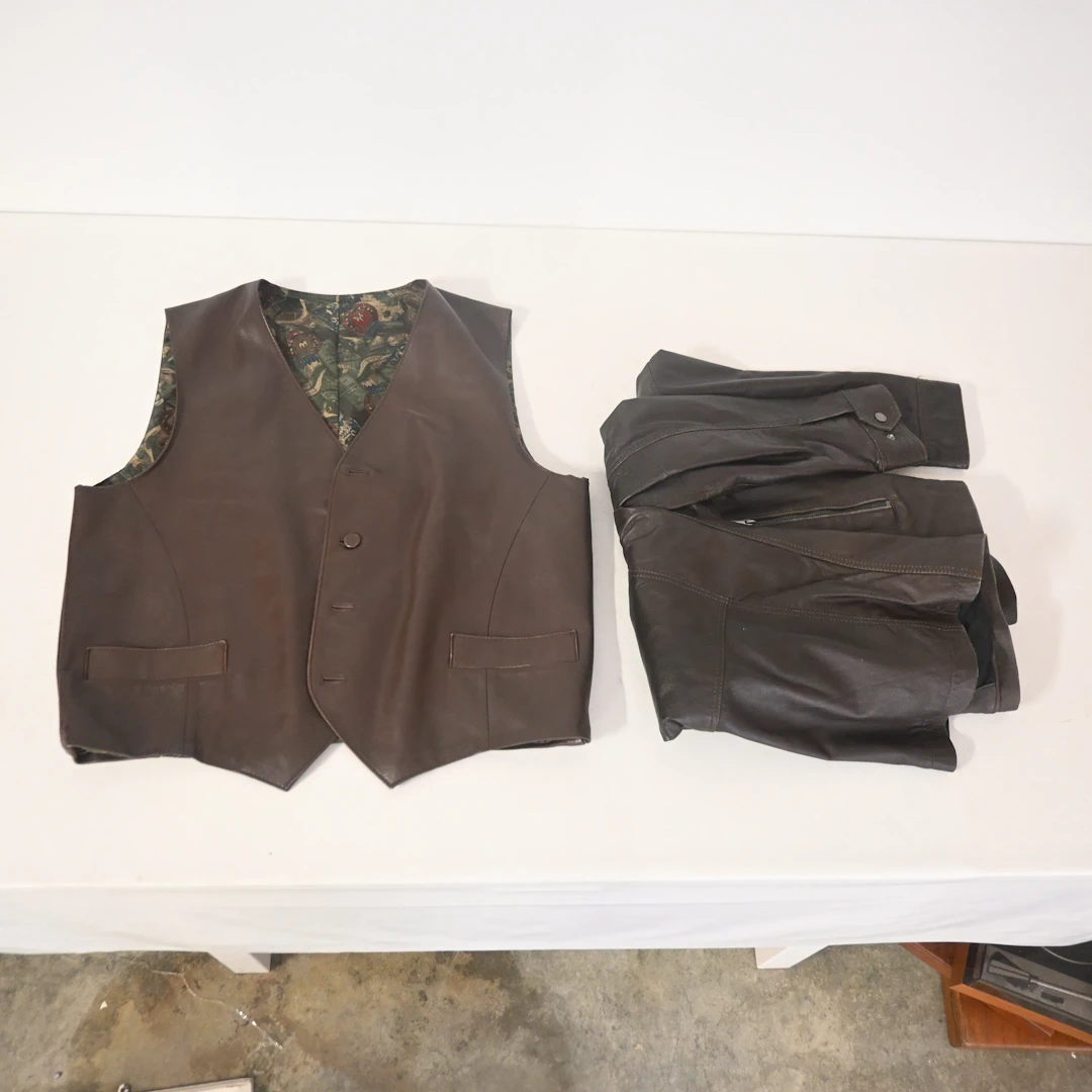 Väst och jacka, skinn, strl 60.