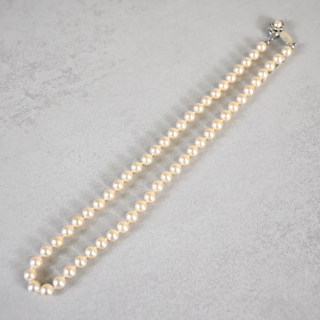 Pärlcollier, lås i sterlingsilver, 1900-talets andra hälft.