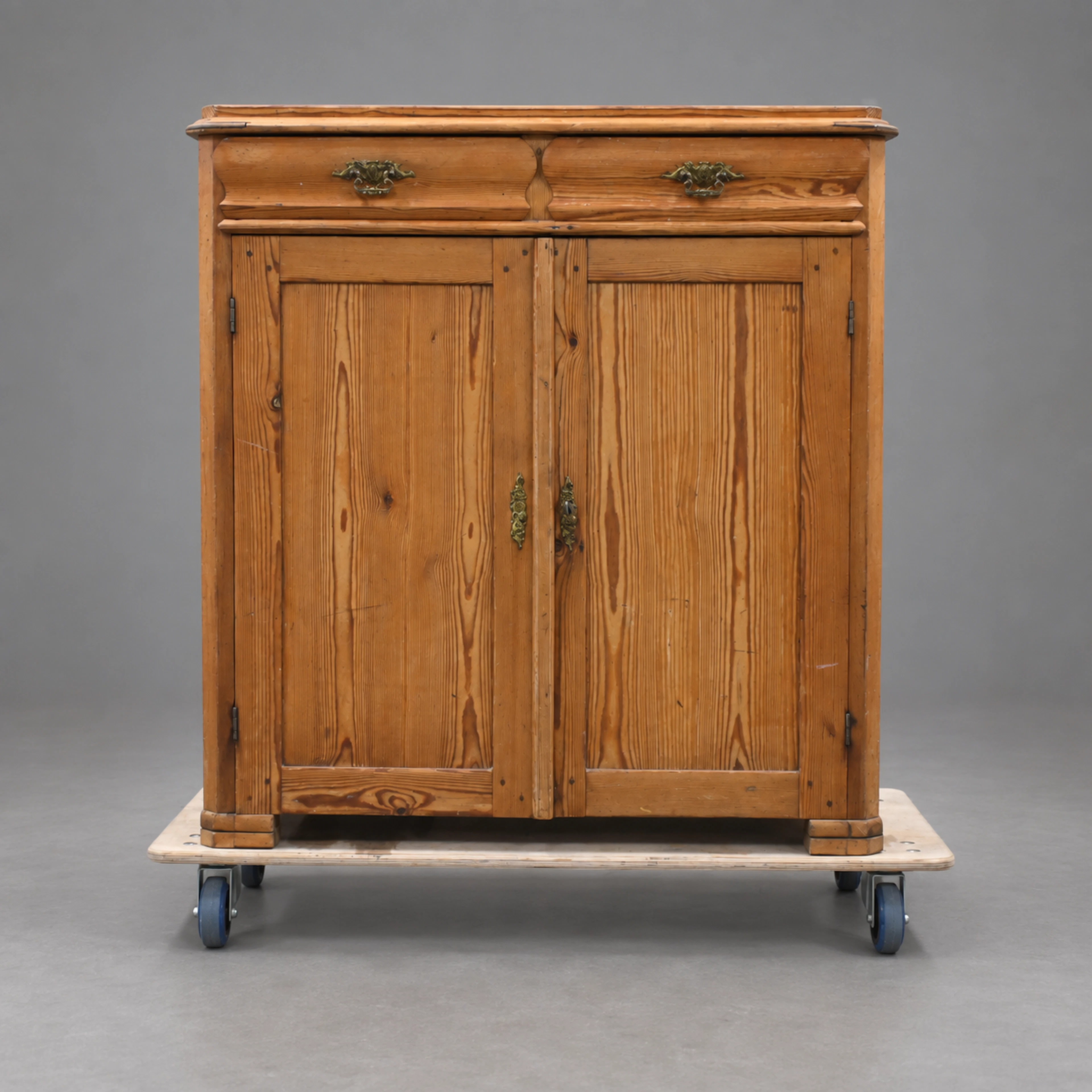 Skänk, furu, 1800-tal.