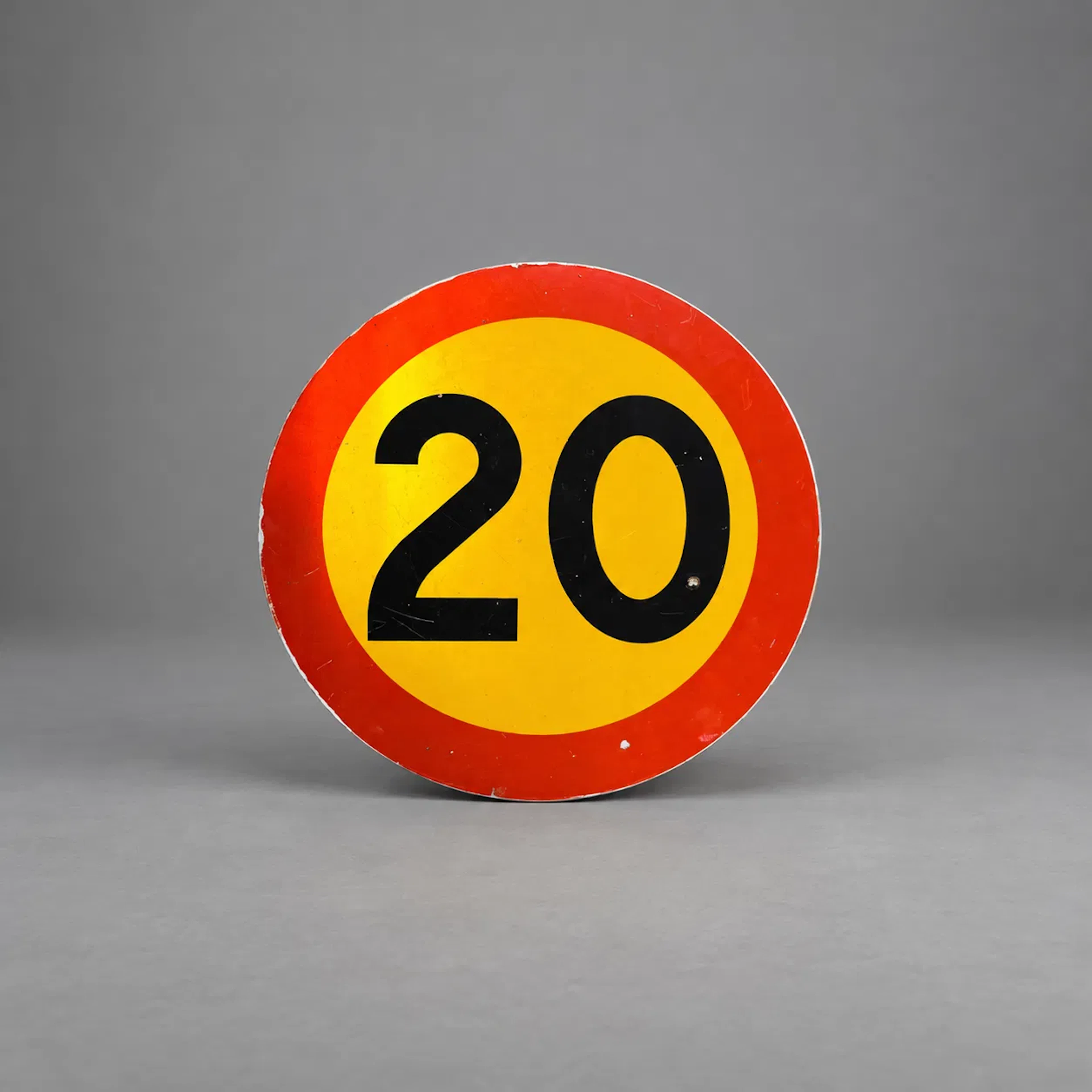 Vägskylt, hastighetsbegränsning 20 km/h.