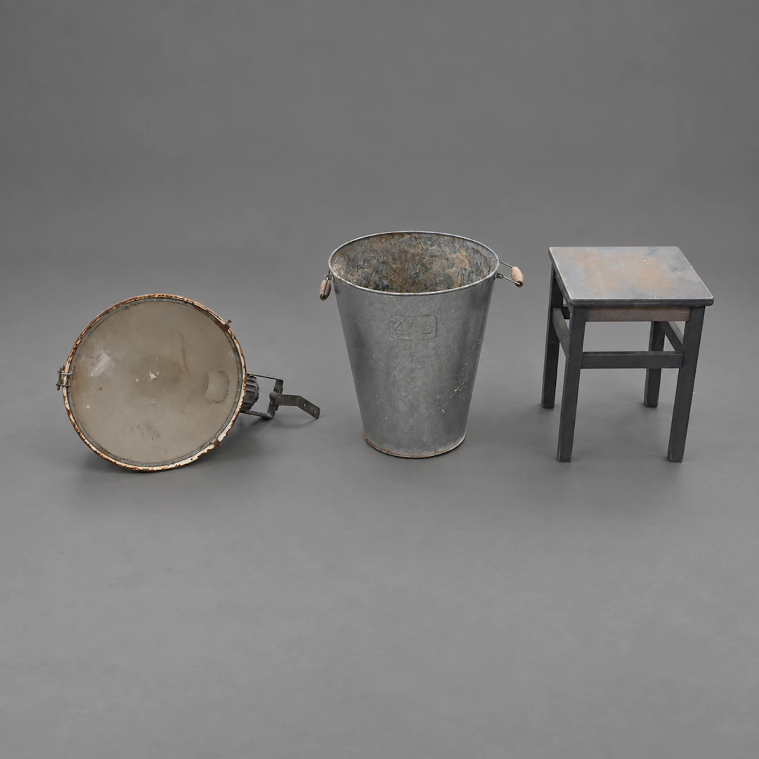 Pall, belysning samt hink, 3 delar, 1900-tal.