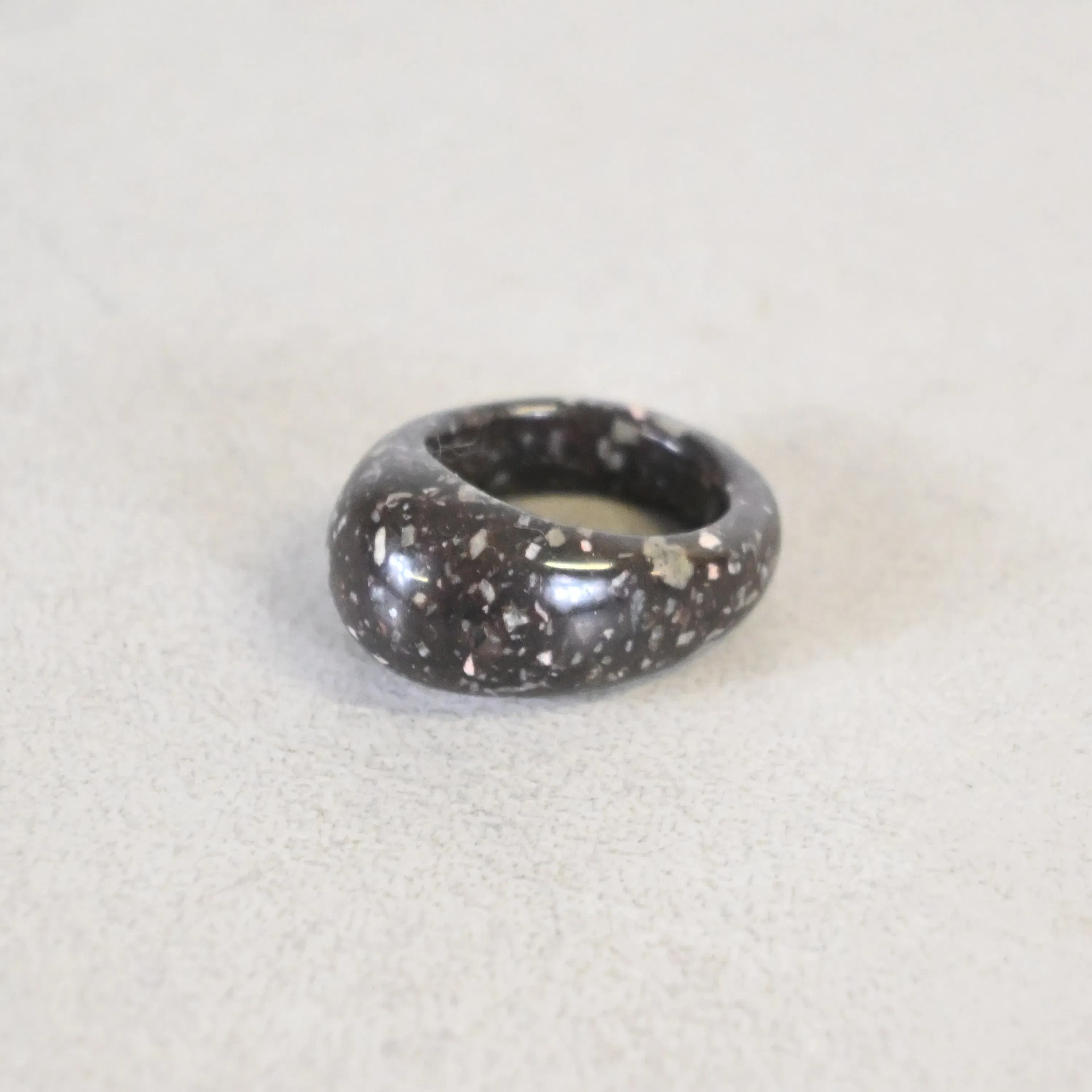 Ring i porfyr.