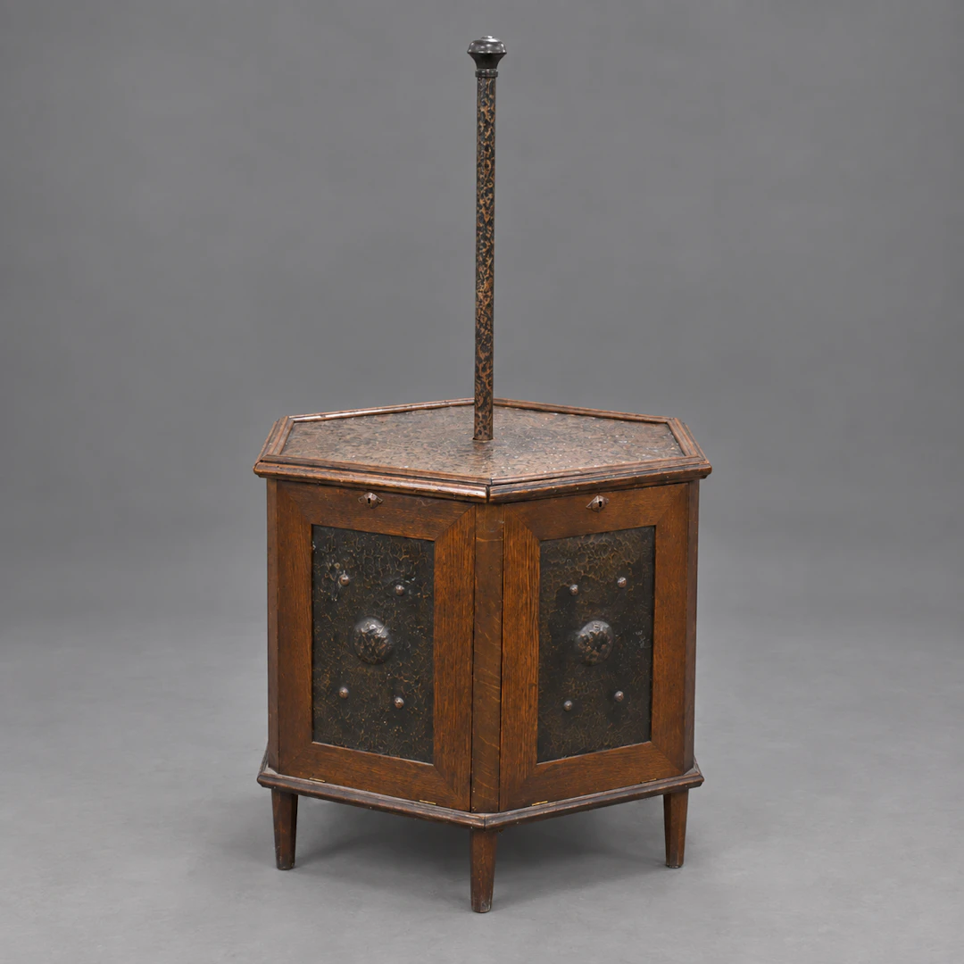Rökbord med förvaring, 1900-talets första hälft.