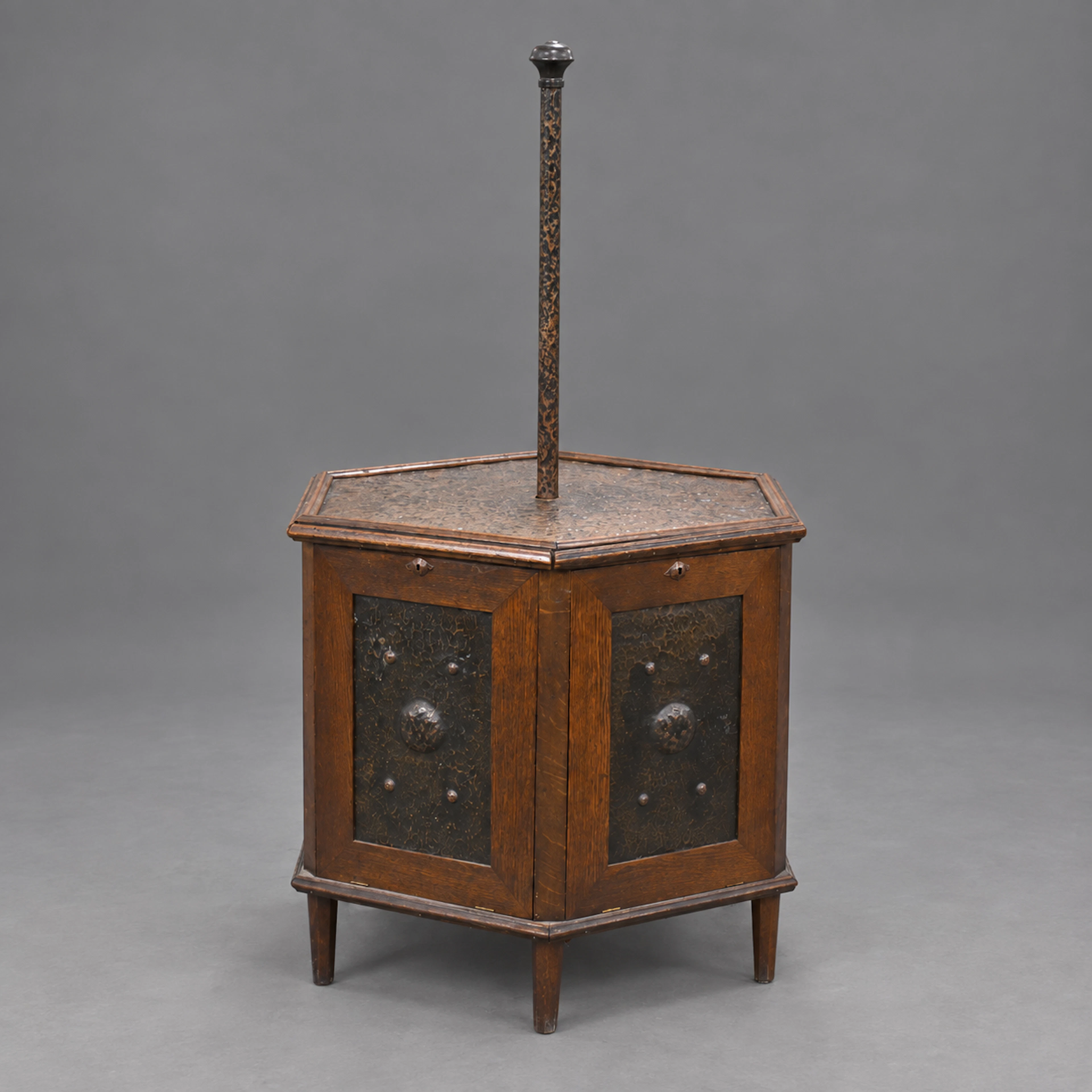Rökbord med förvaring, 1900-talets första hälft.