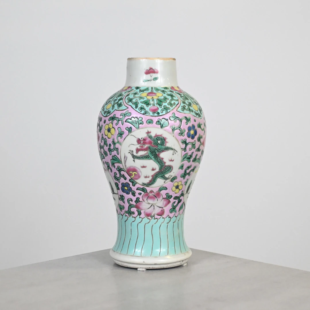 Vas, famille-rose, porslin, 1800-tal.