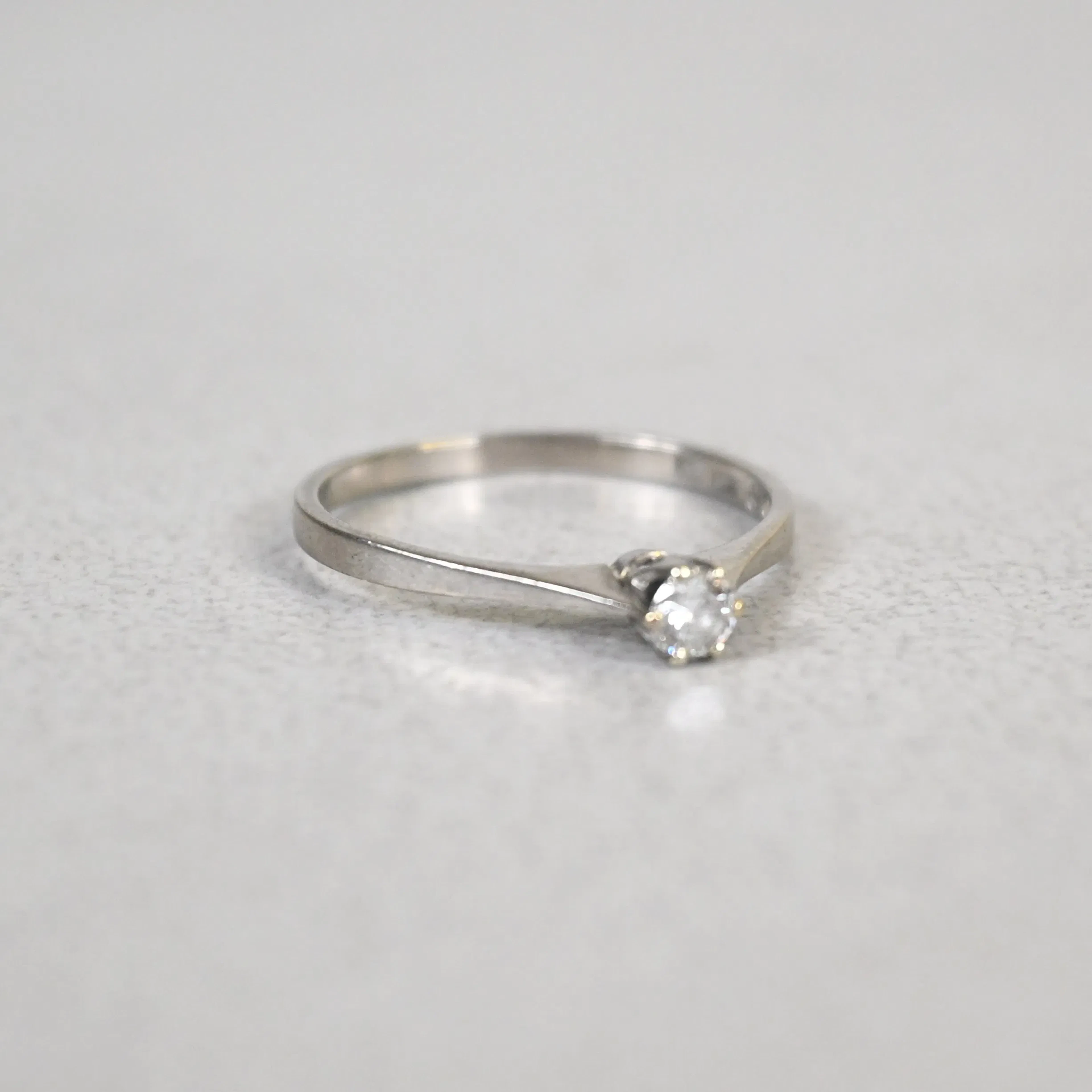 Enstensring, 18k vitguld samt diamant, 1964.