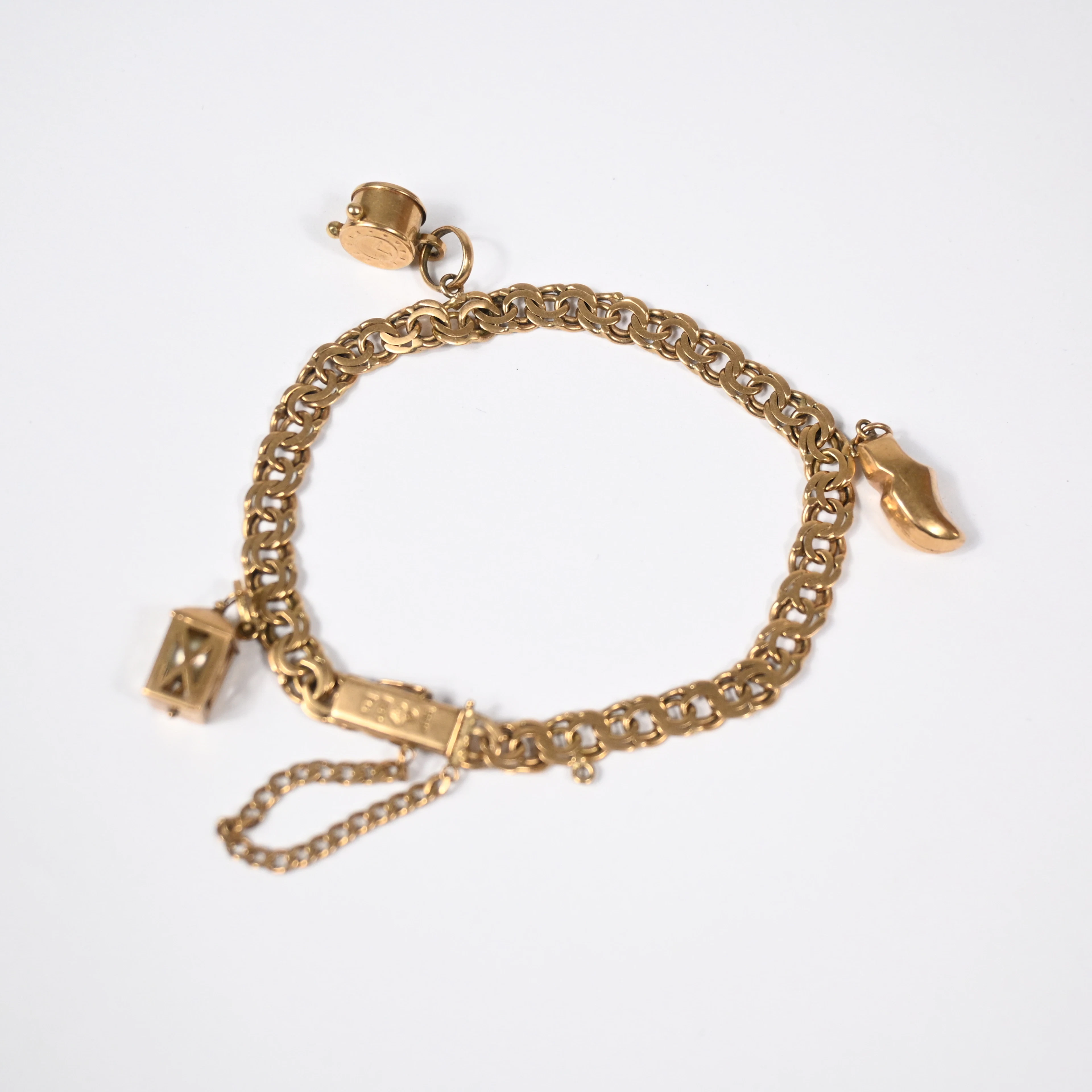 Armband med berlocker i 18k, bismarck.