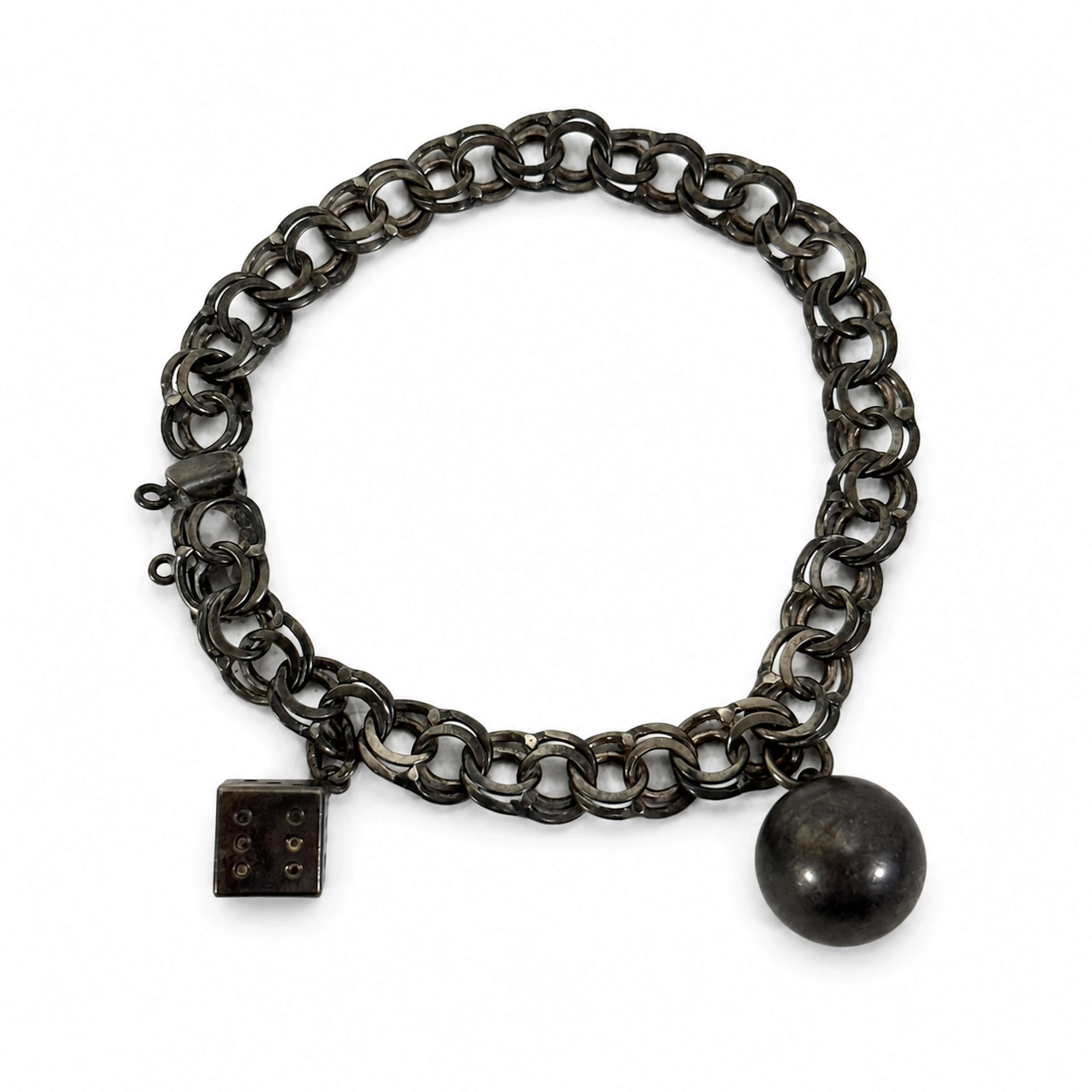 Armband i silver, bismarck, med berlocker, 1965.