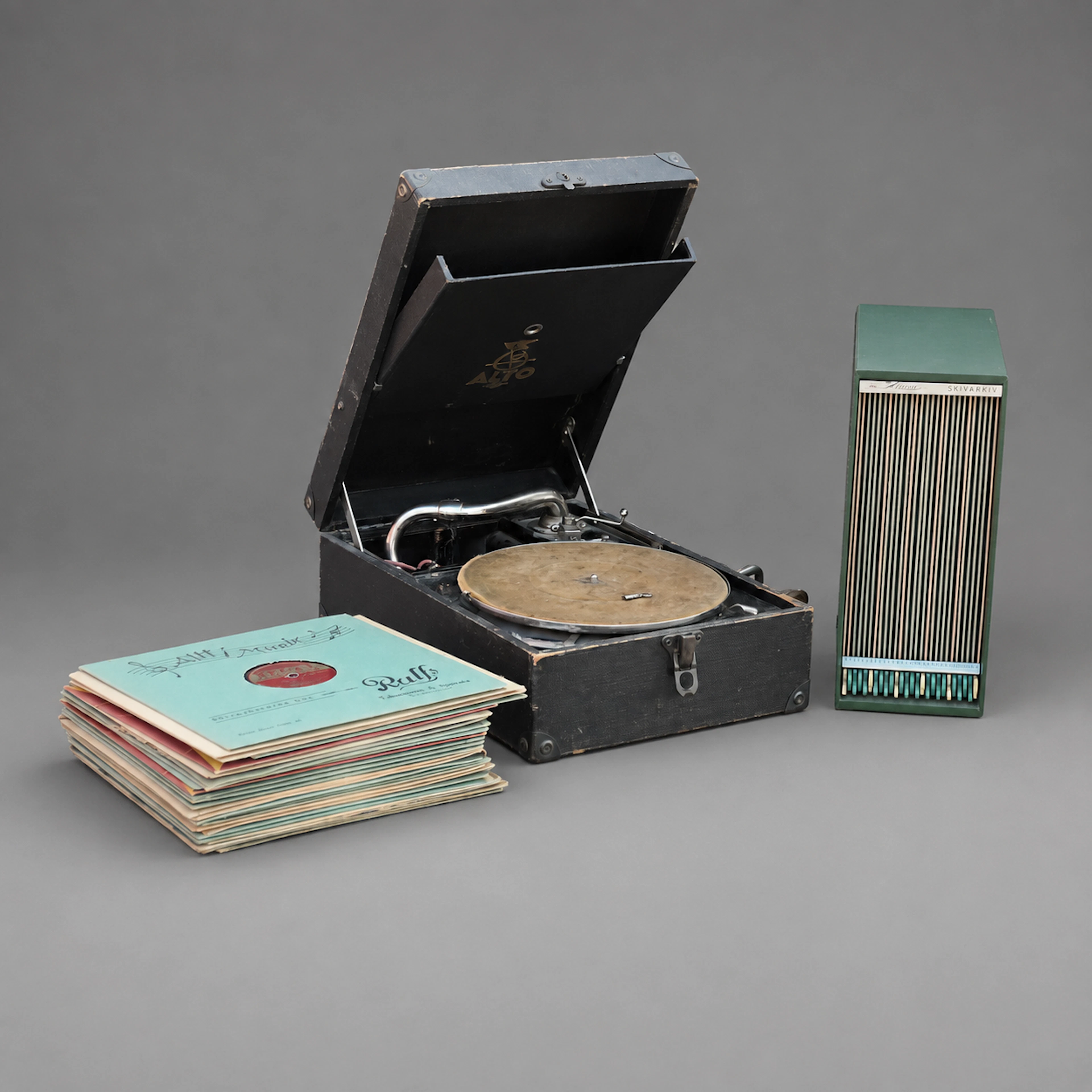 Resegrammofon, "Alto", samt stenkakor, 1900-talets första hälft.