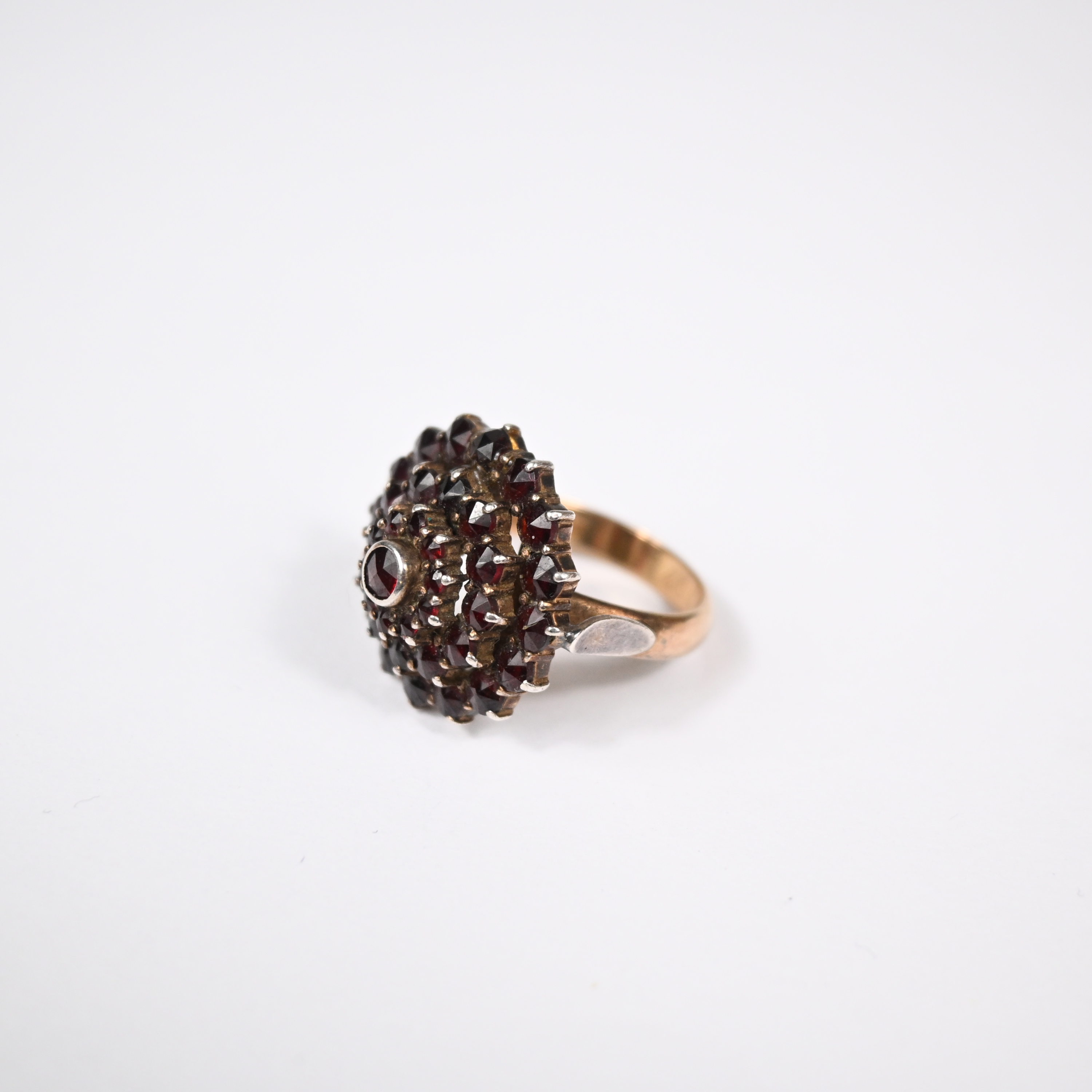 Ring i 18k guld med granater.