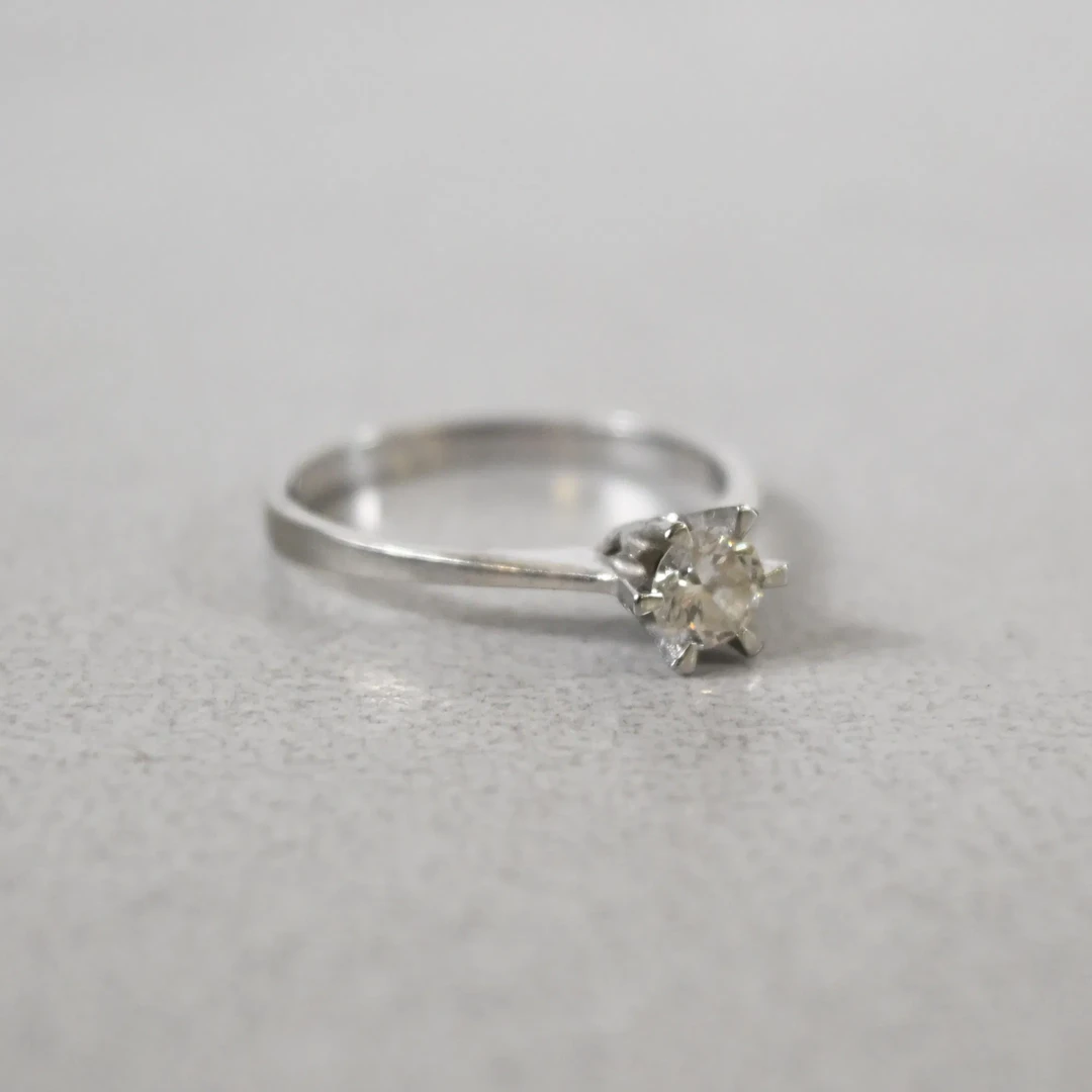 Enstensring, 18k vitguld med diamant.