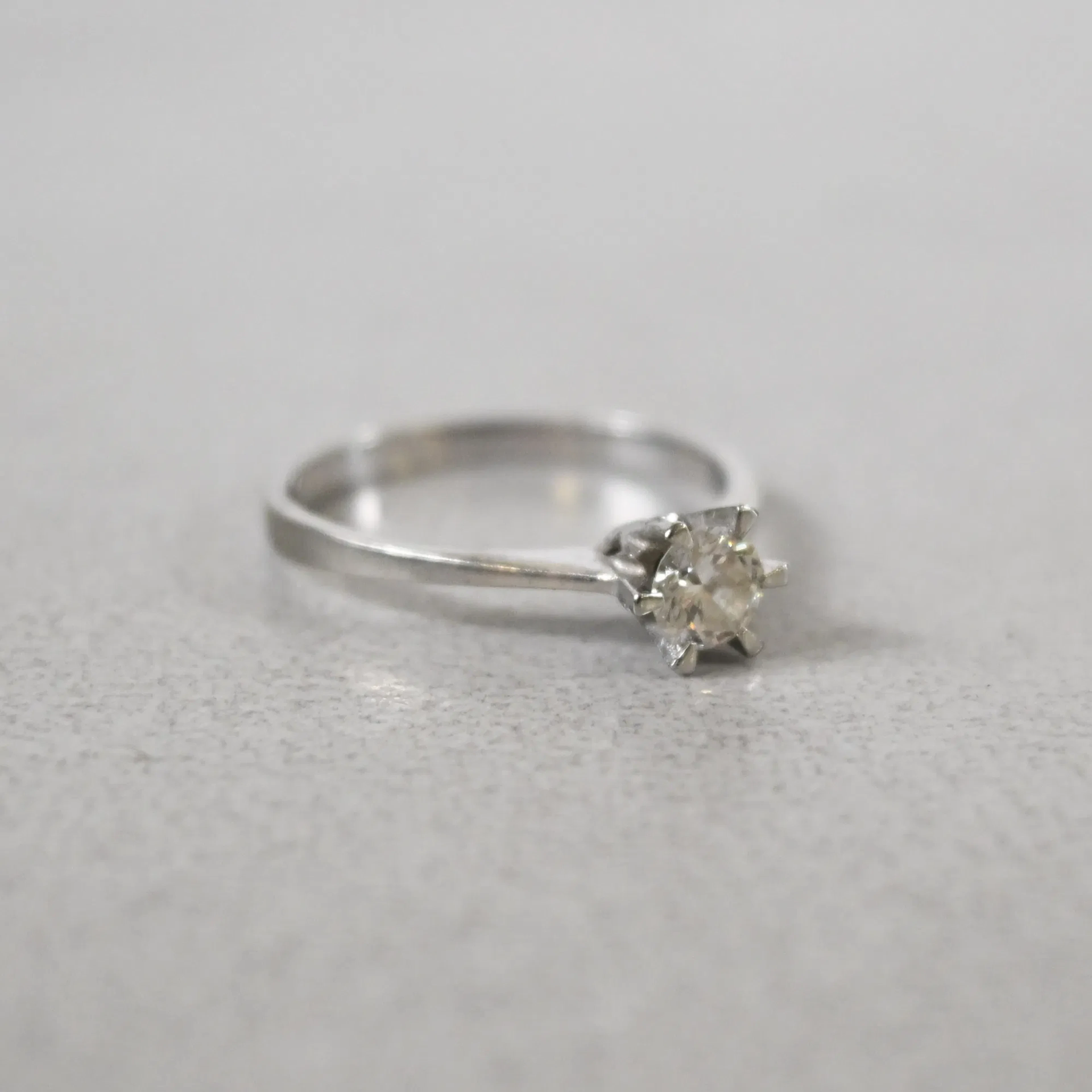 Enstensring, 18k vitguld med diamant.
