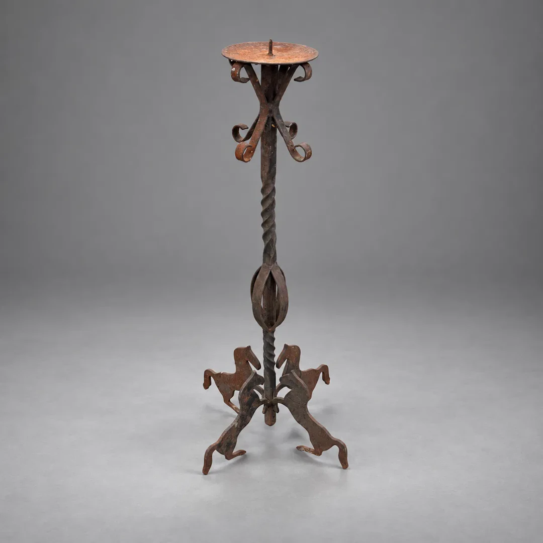 Golvljusstake, smidesjärn, med hästdekor.