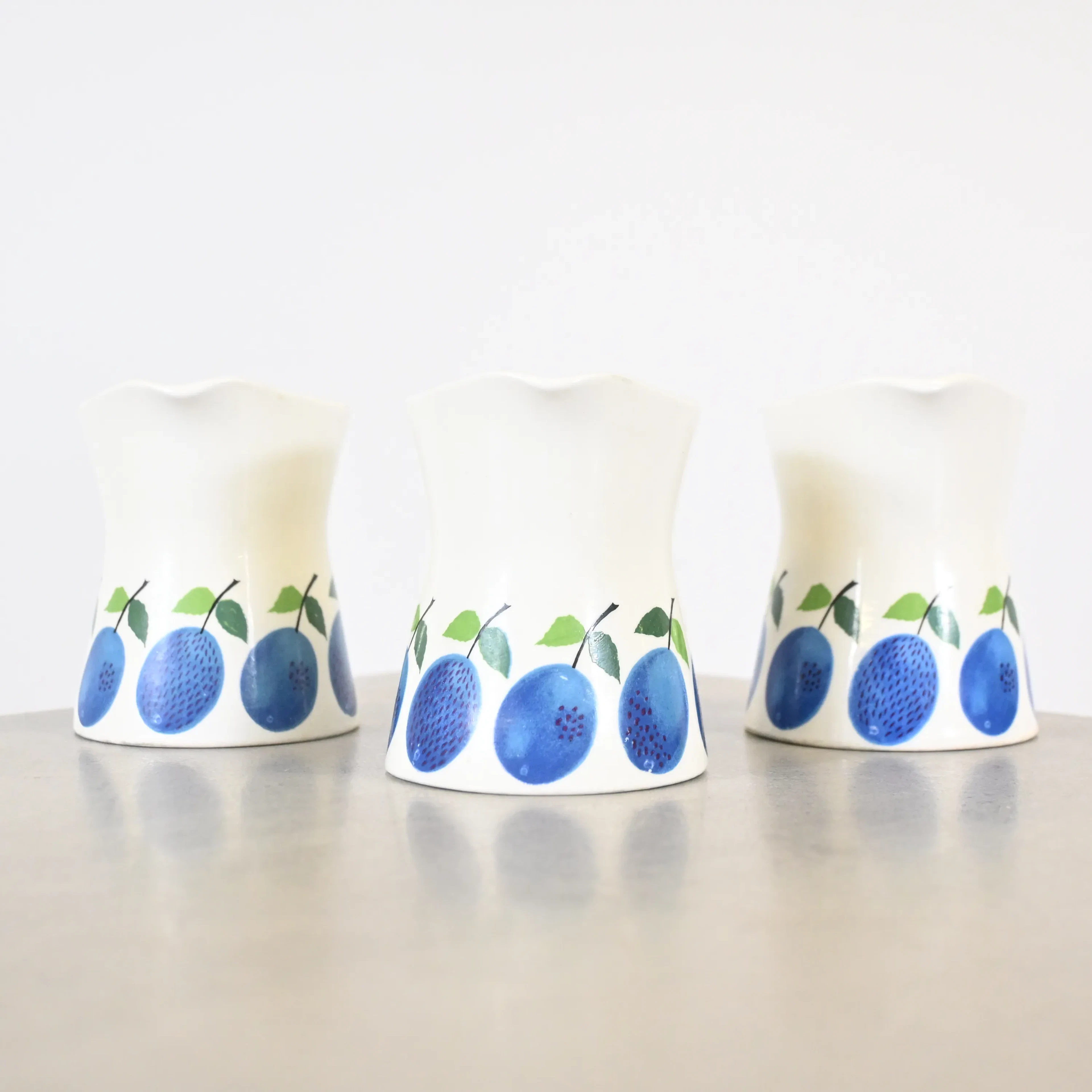 Stig Lindberg, gräddkannor, 3st, "Prunus", porslin, Gustavsberg.
