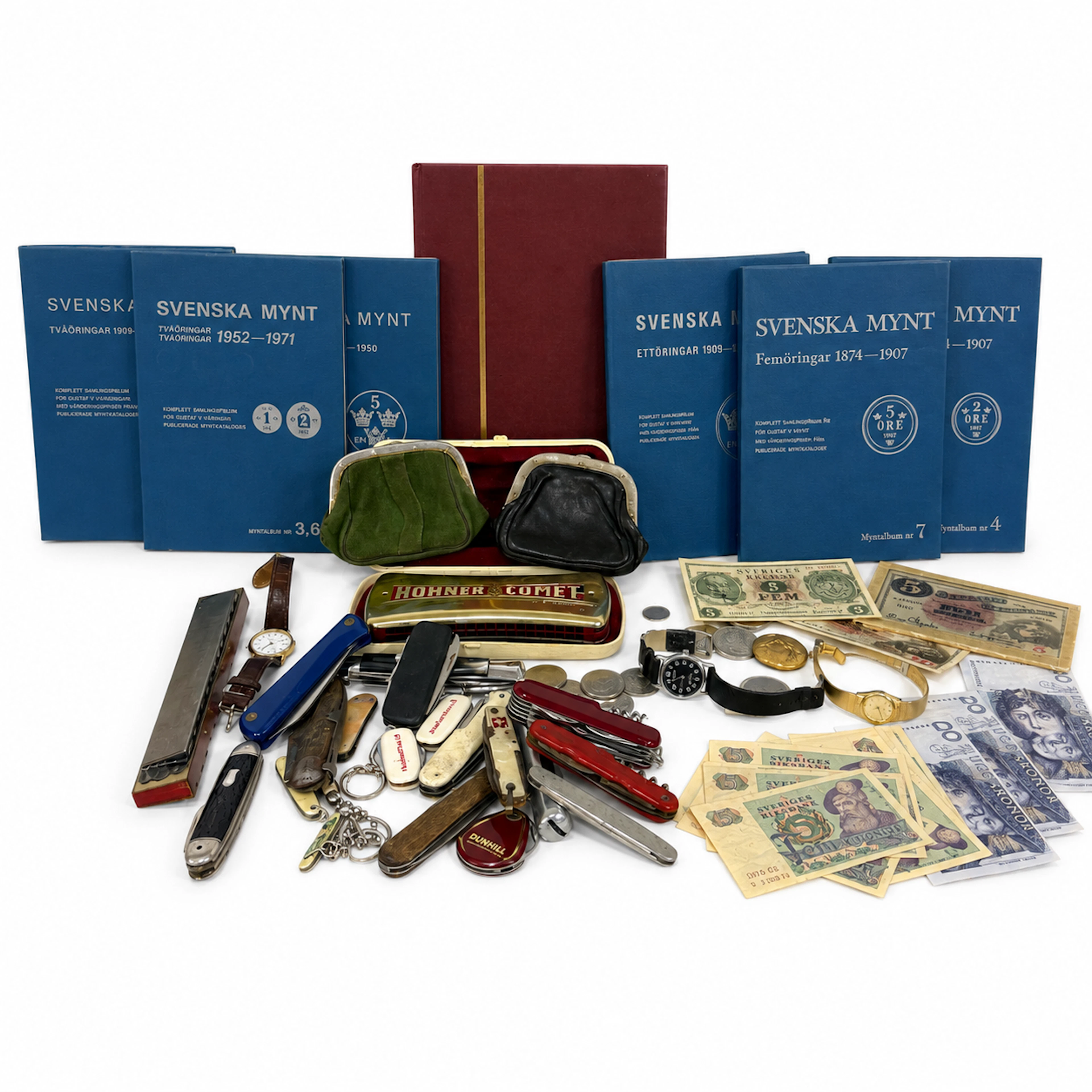 Diverse mynt, sedlar, armbandsur, fickknivar och munspel.