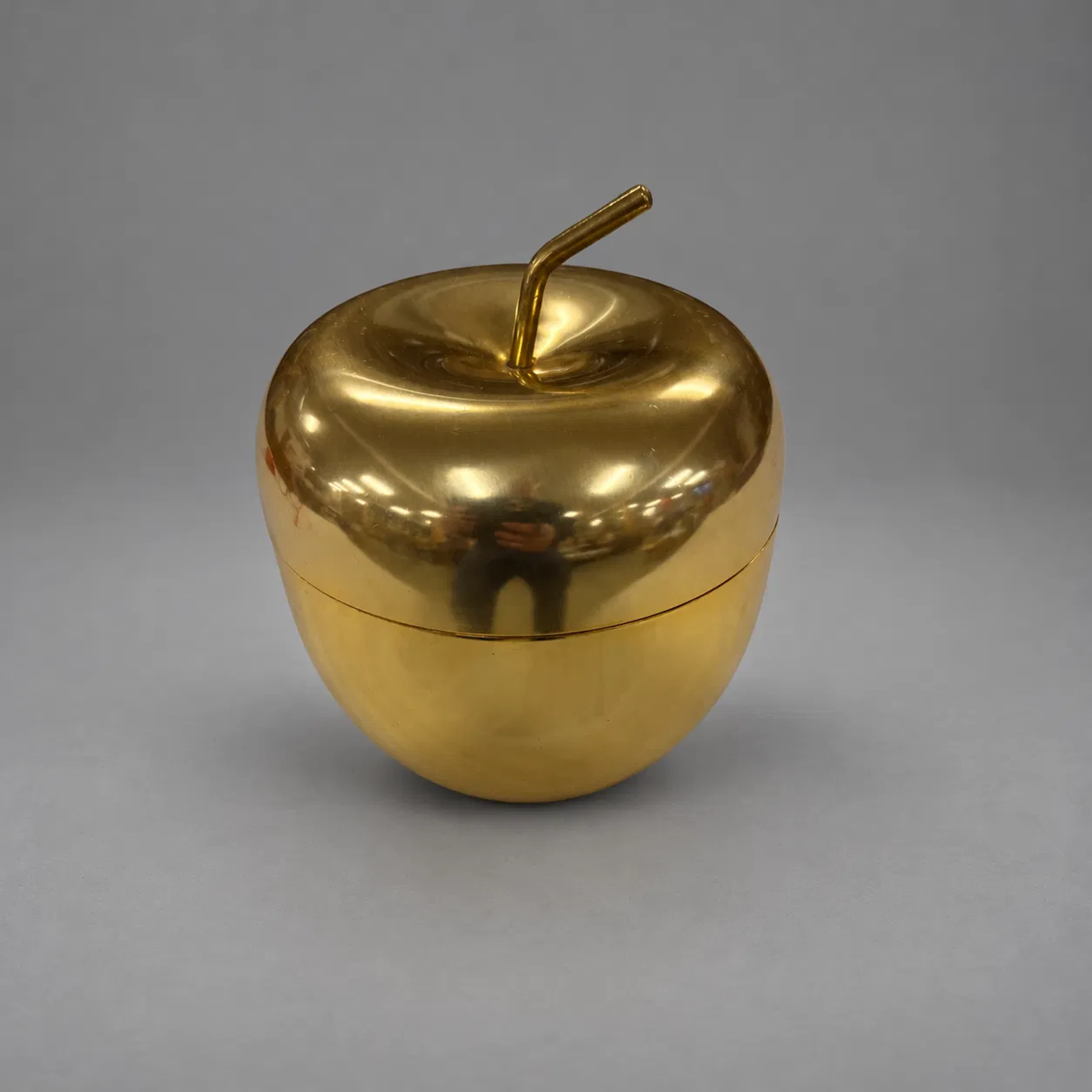 Ishink, metall, i form av ett äpple, Italien, 1970-tal.