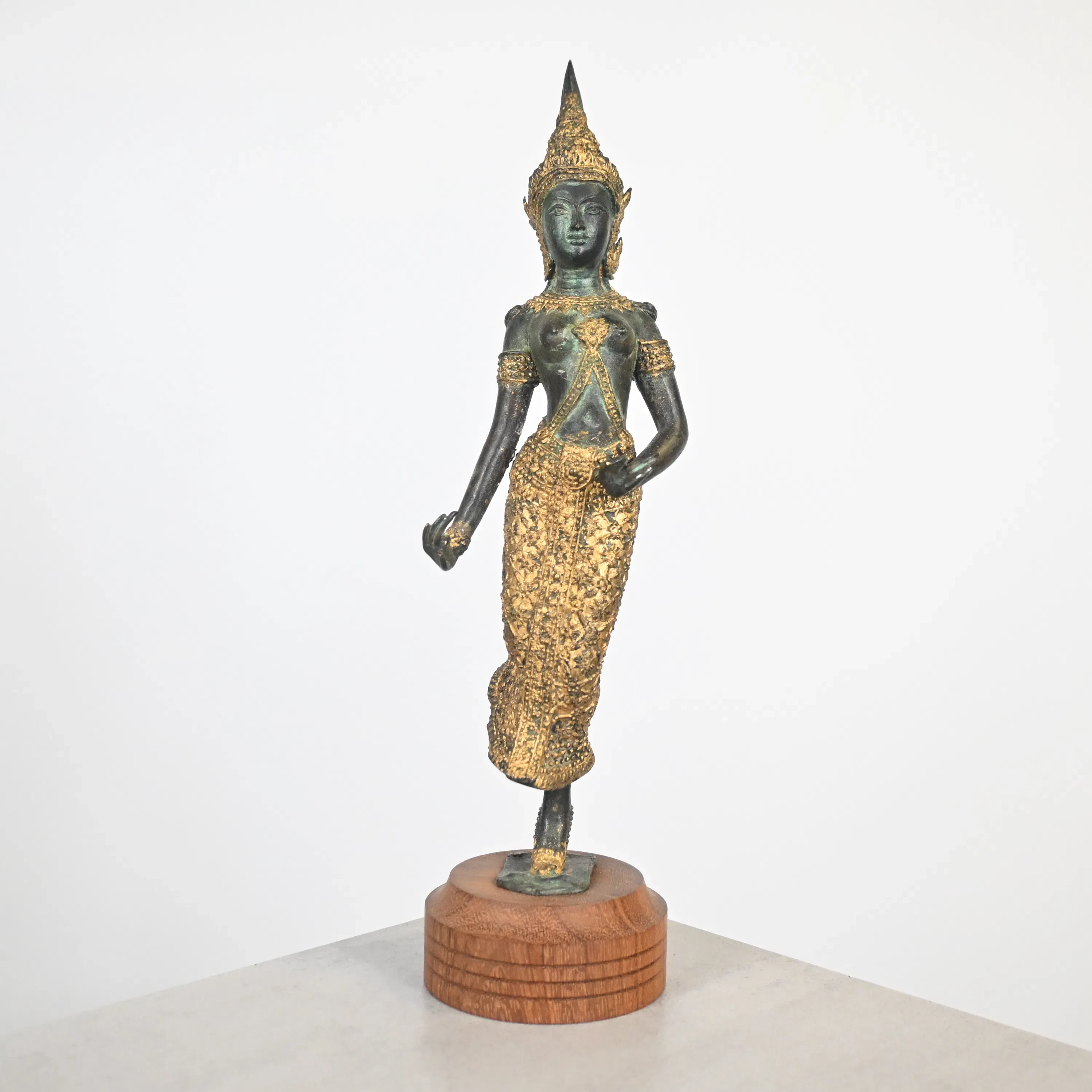 Skulptur föreställande dansös, brons, 1900-tal.