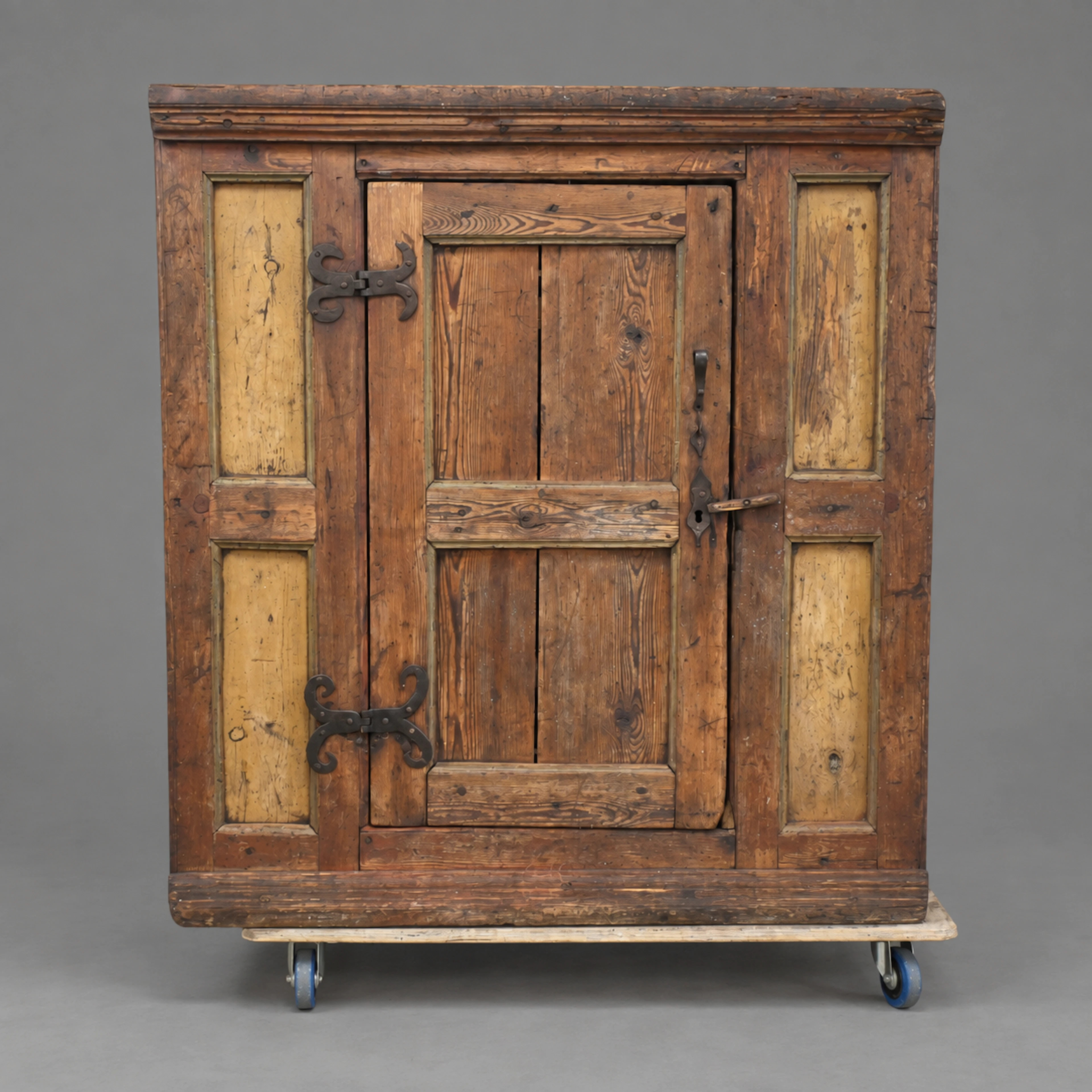 Fäbodskåp, allmoge, 1700-tal eller äldre.