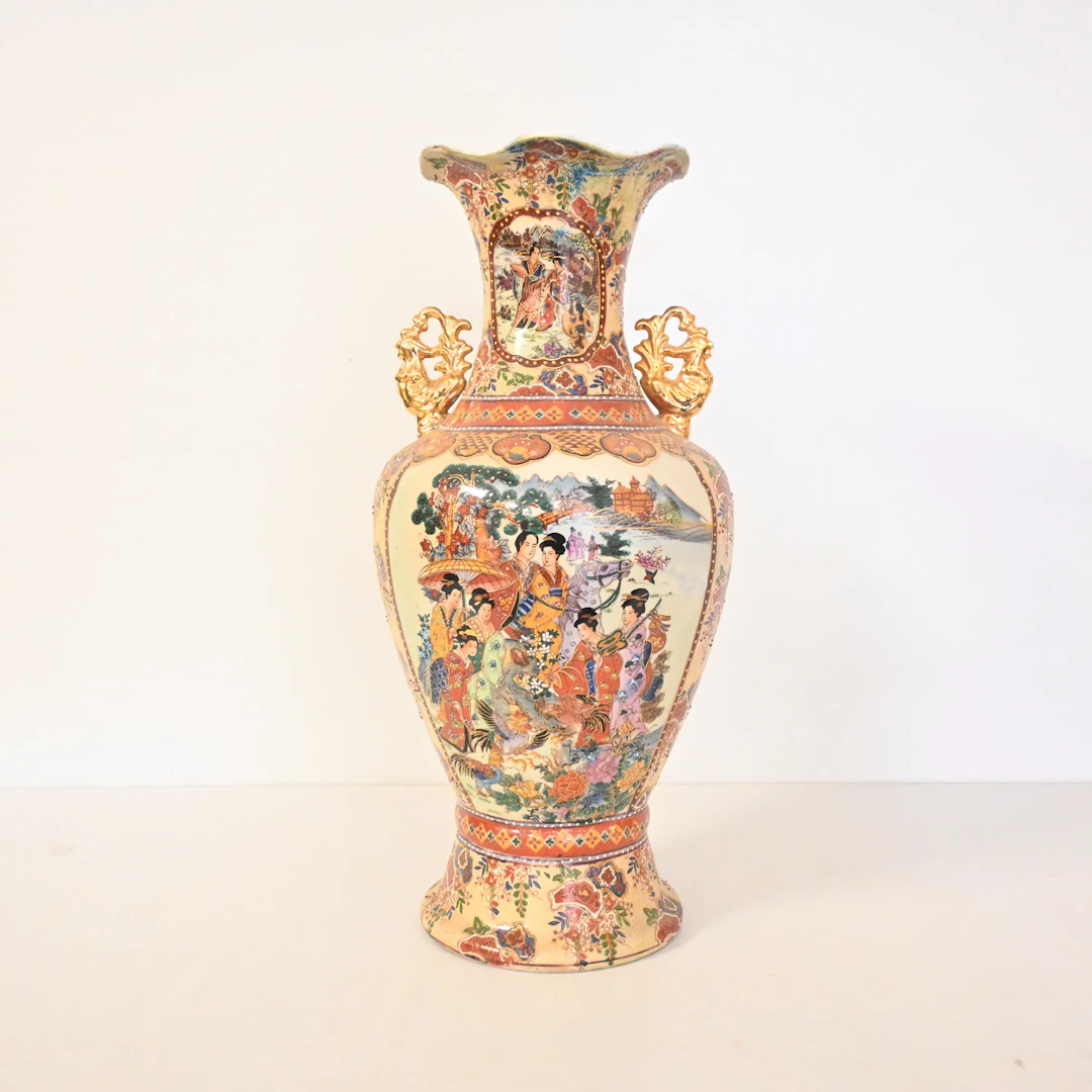 Golvvas, porslin, Japan, Satsuma, 1900-talets första hälft.
