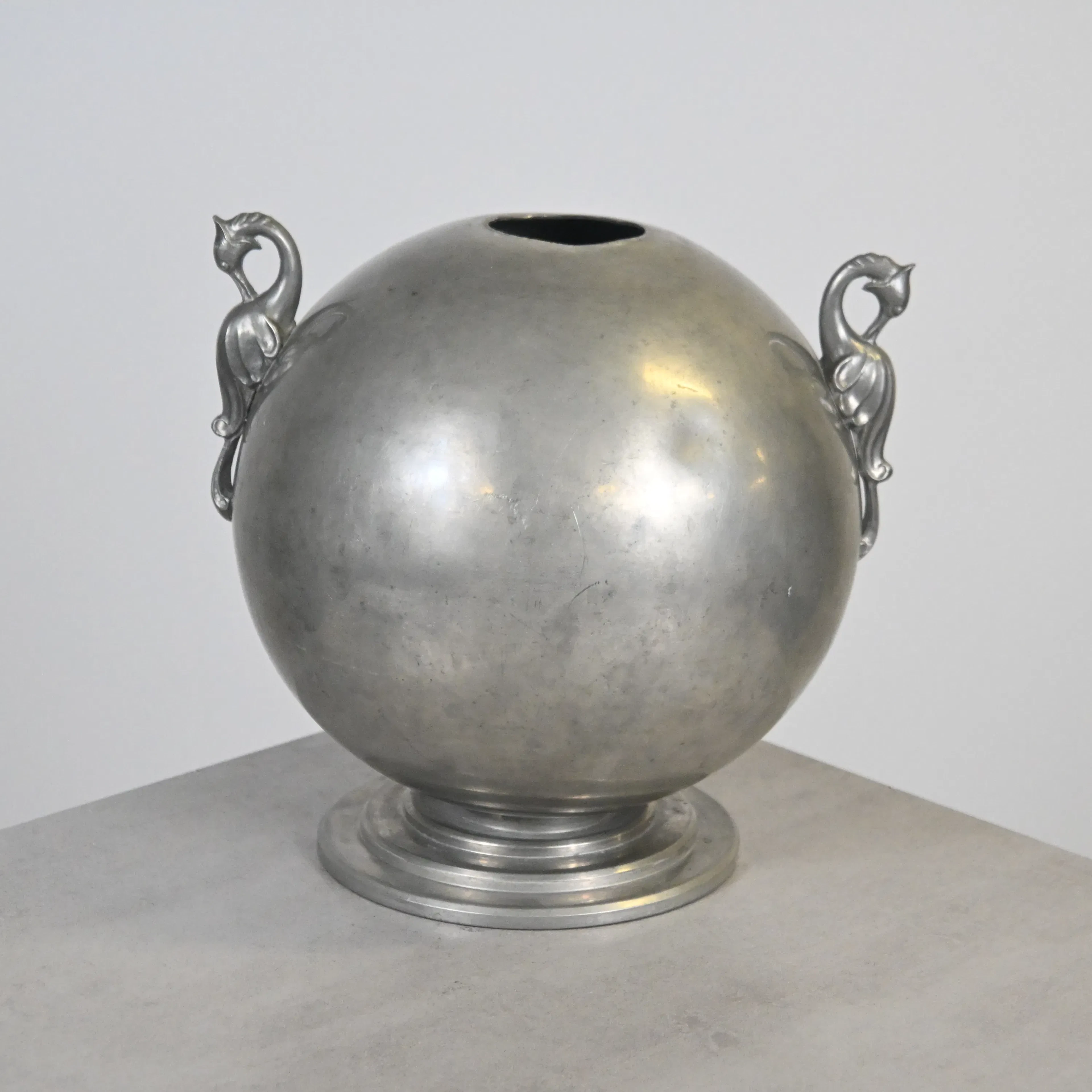 Klotvas med hänklar, tenn, art deco, 1936.