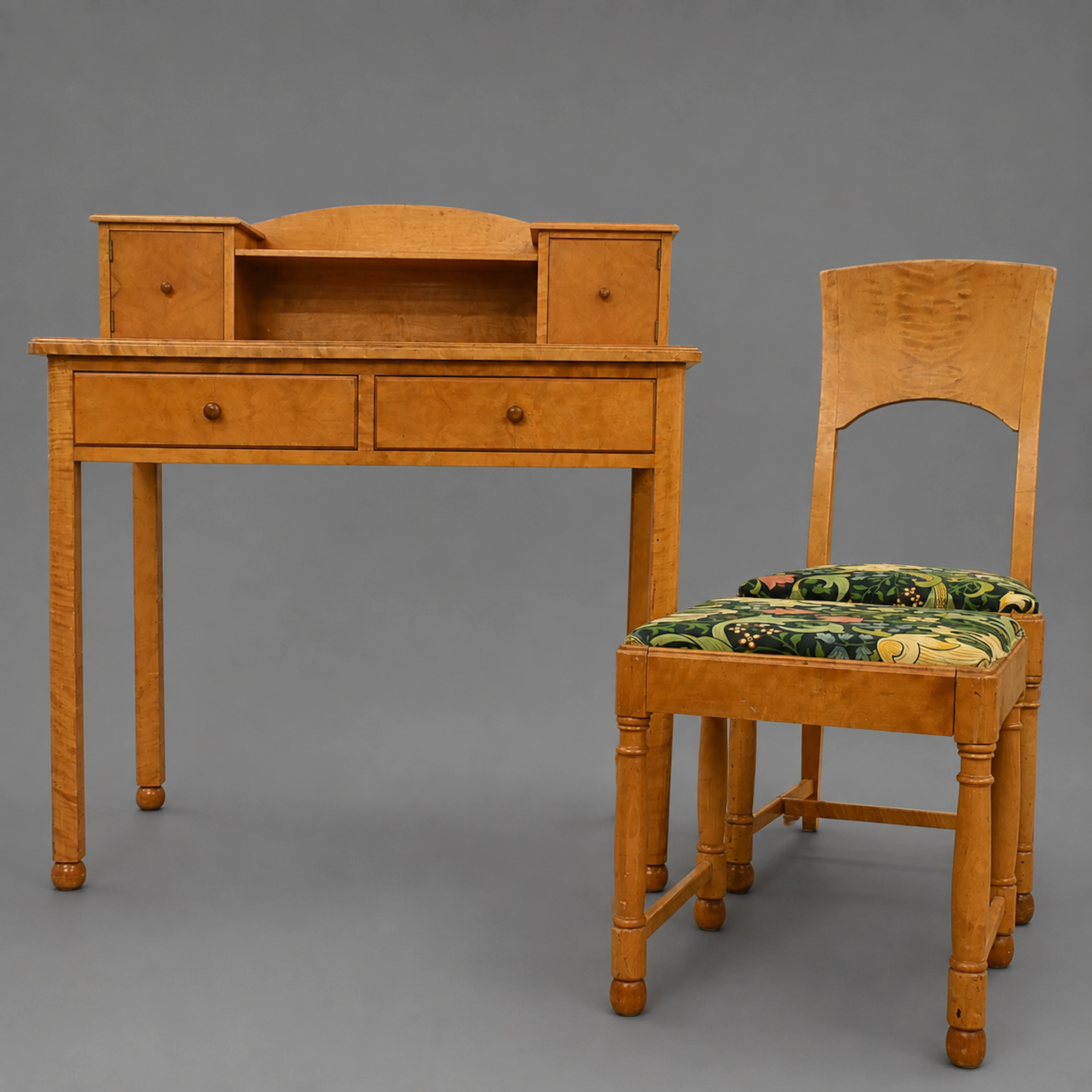Skrivbord med uppsats, stol och pall, björk, 1930/40-tal.