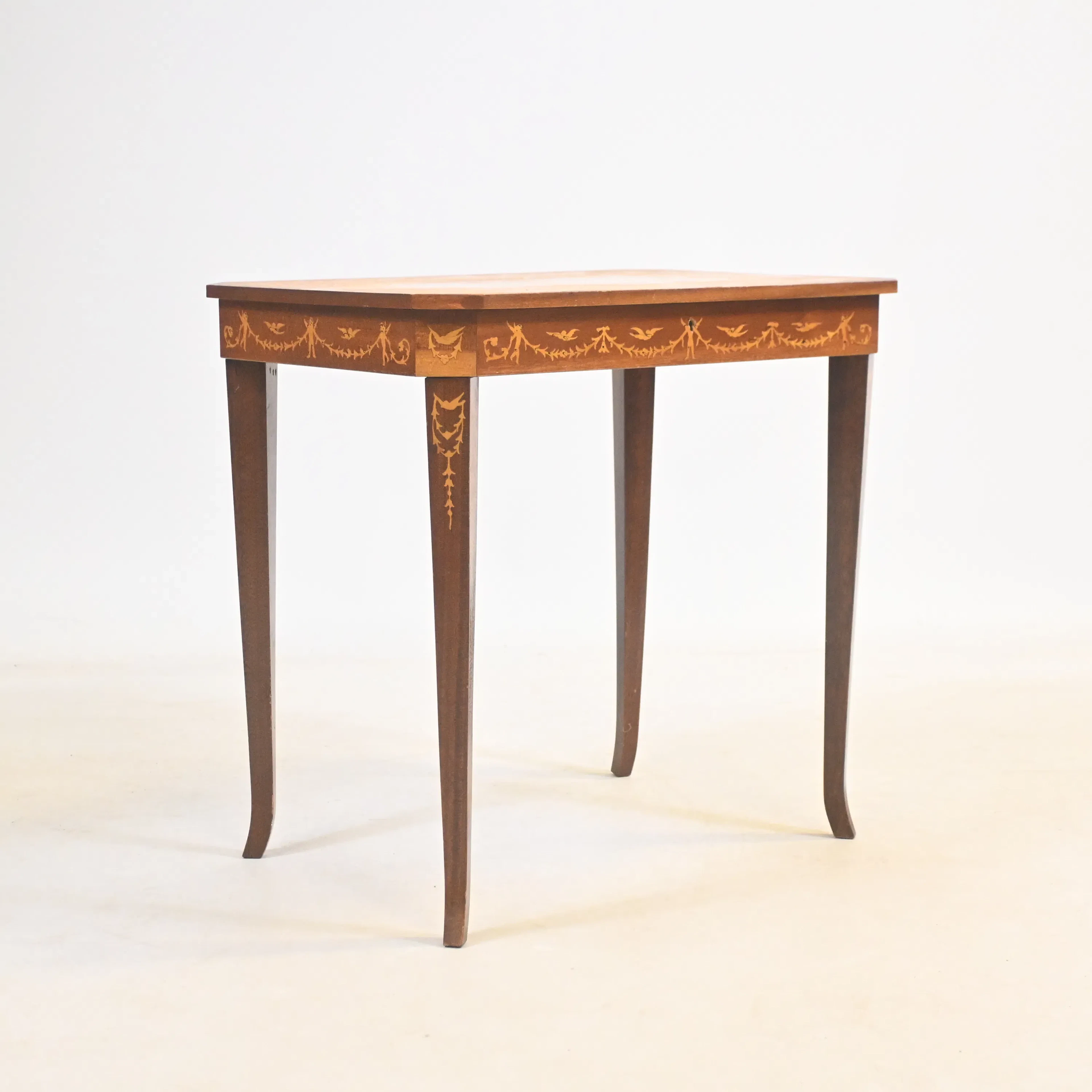 Sybord med speldosa, intarsia, 1900-talets andra hälft.