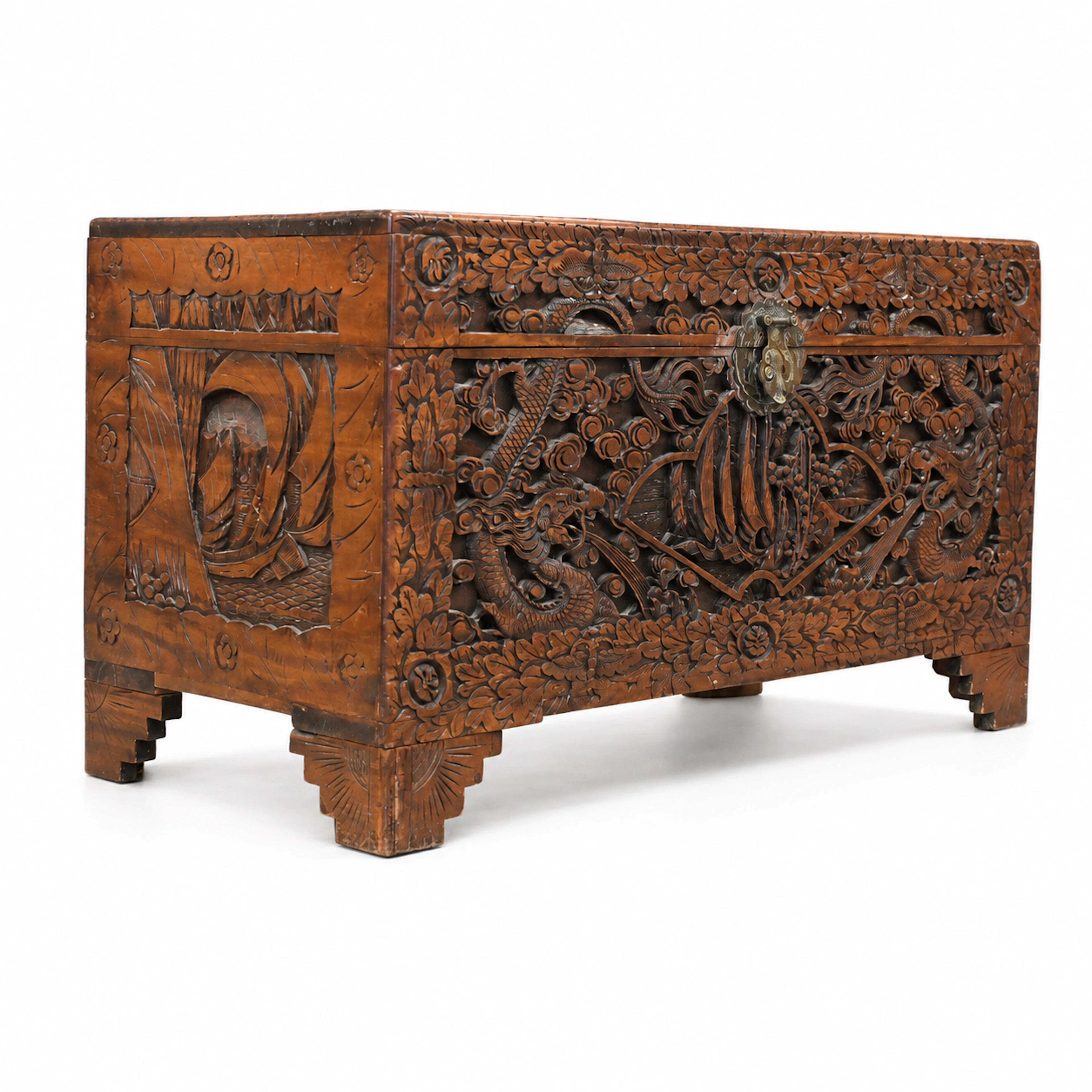 Kamferkista, snidad dekor, orientalisk, 1900-tal.