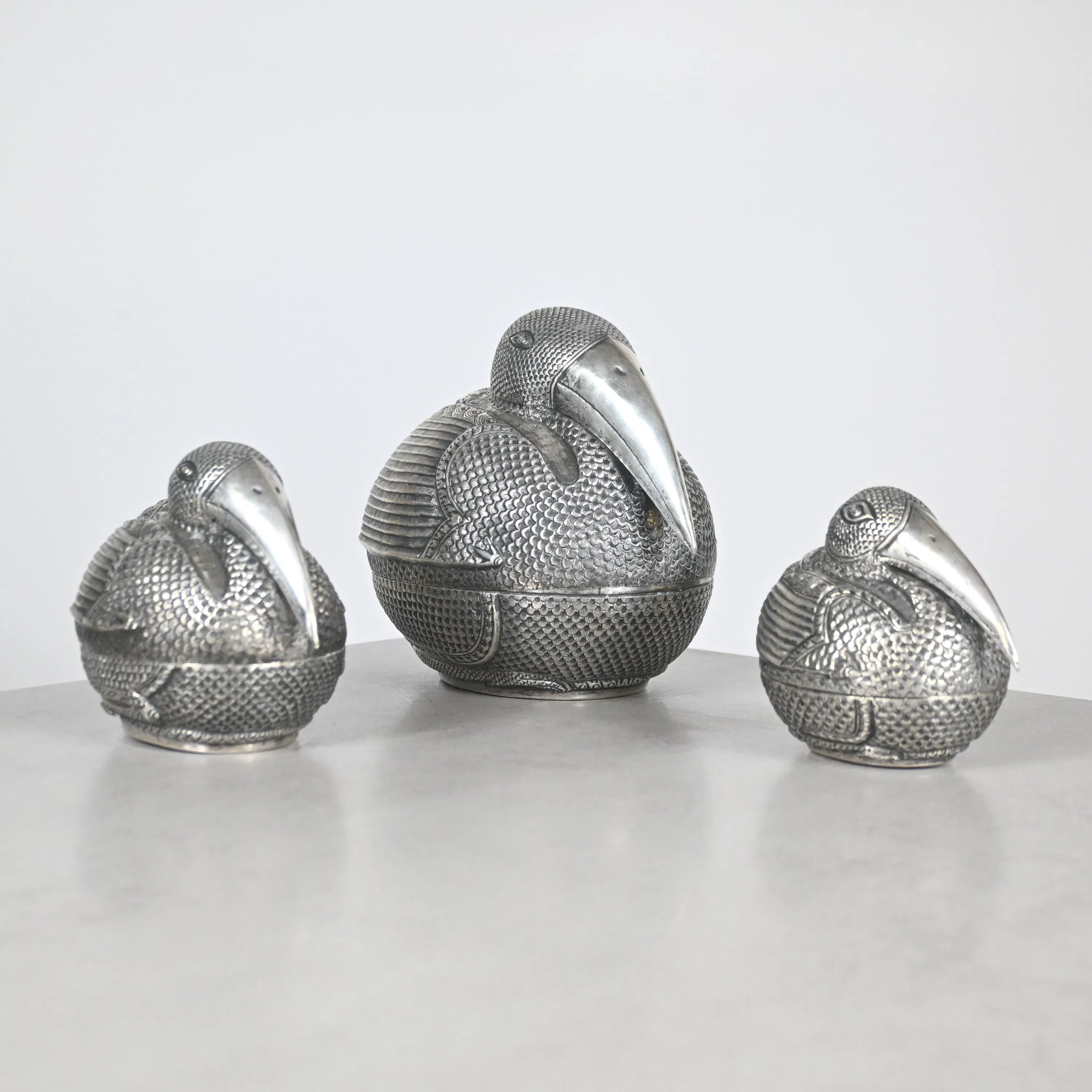 Askar föreställande pelikaner, 3st, silver, Kambodja, 1900-tal.