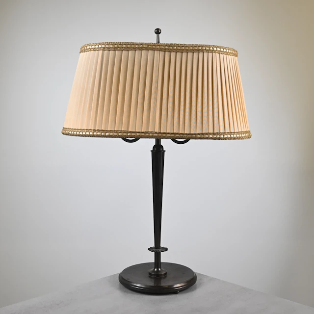 Harald Notini, bordslampa, modell 6874, Arvid Böhlmarks Lampfabrik, 1920-tal.